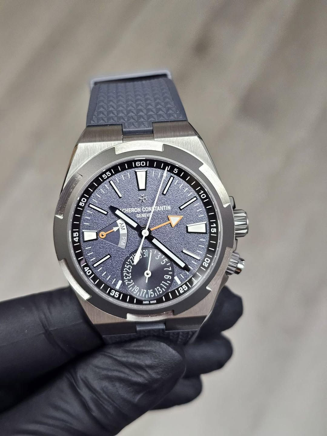 May be an image of wrist watch and text that says '55 60 ー 5 5 50 CHERONECOR CHERON CON TANTIN GENEV 10 45 မ AM PM 15 טם ن 2 MAE U မာ'