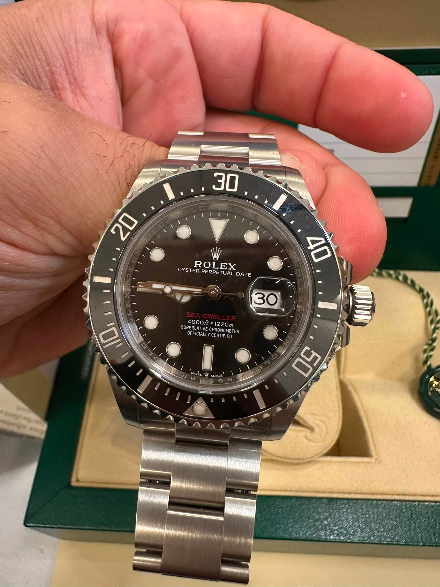 May be an image of wrist watch and text that says '30 20 OYS OYSTERP ROLEX YSTERPERPETUAL OYSTERPERPETUALDATE PETU UAL DATE ERP HPE /t- / 1220m 10 50'