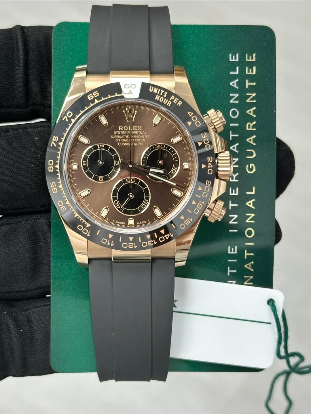 May be an image of wrist watch and text that says ' 1P ROLE EX O OYSTERP C COSMOBRAPH O o UNITS HOUR PER អ្ន +ឈ្ុូវណម 400 0σε O 240 RIV NATIONALE GUARANTEE O 200 W က JACH 30 mADE 1…