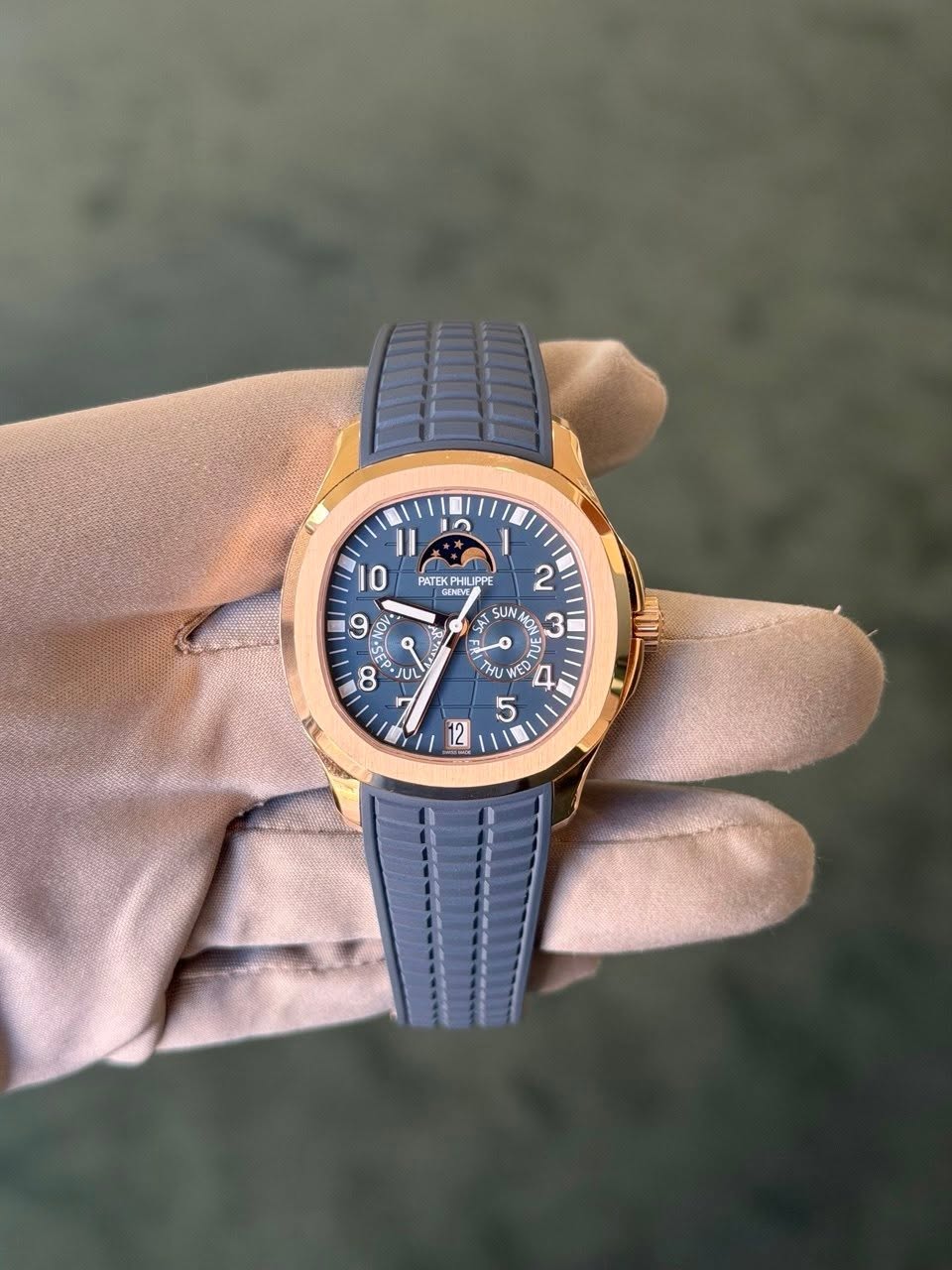 May be an image of wrist watch and text that says 'ባ I0 PATE PATEKP PATEKPHILIPPE HILIPPE EHEVE 9 NOY 8 JUL 2 ی SUNA N MON N ន โพน WED 0 A F WE 5 12'