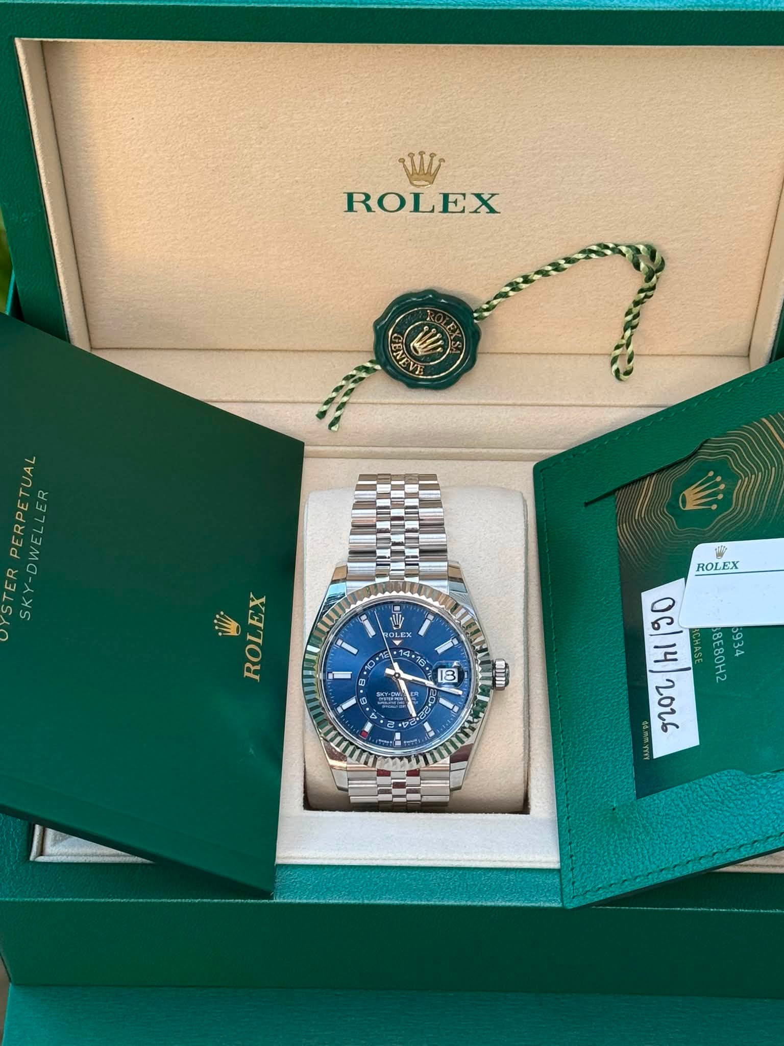 May be an image of wrist watch and text that says 'W ROLEX ENEV W WW ROLEX EX +2 8 E BY-0N 없니트 1B miim ROLEX ၁၀ hi 190 C88838 VE6 ዓገዐ *자관 0 பர் NE'