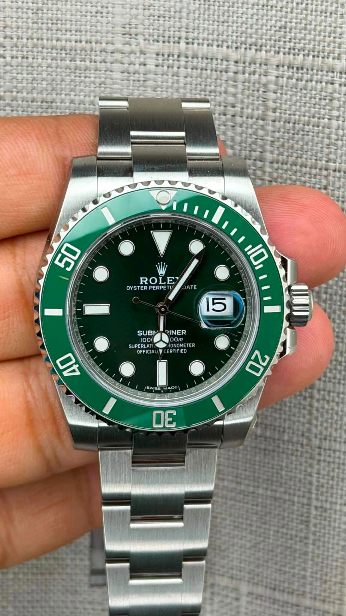 May be an image of wrist watch and text that says '50 ROLE OYSTER OYS TER ERPE 10 TE 15 SUB INER SUPERLA SUPERLAT OFFICIAL NAMET ONOMETER ERTIFIED 40 Aa 20 30'