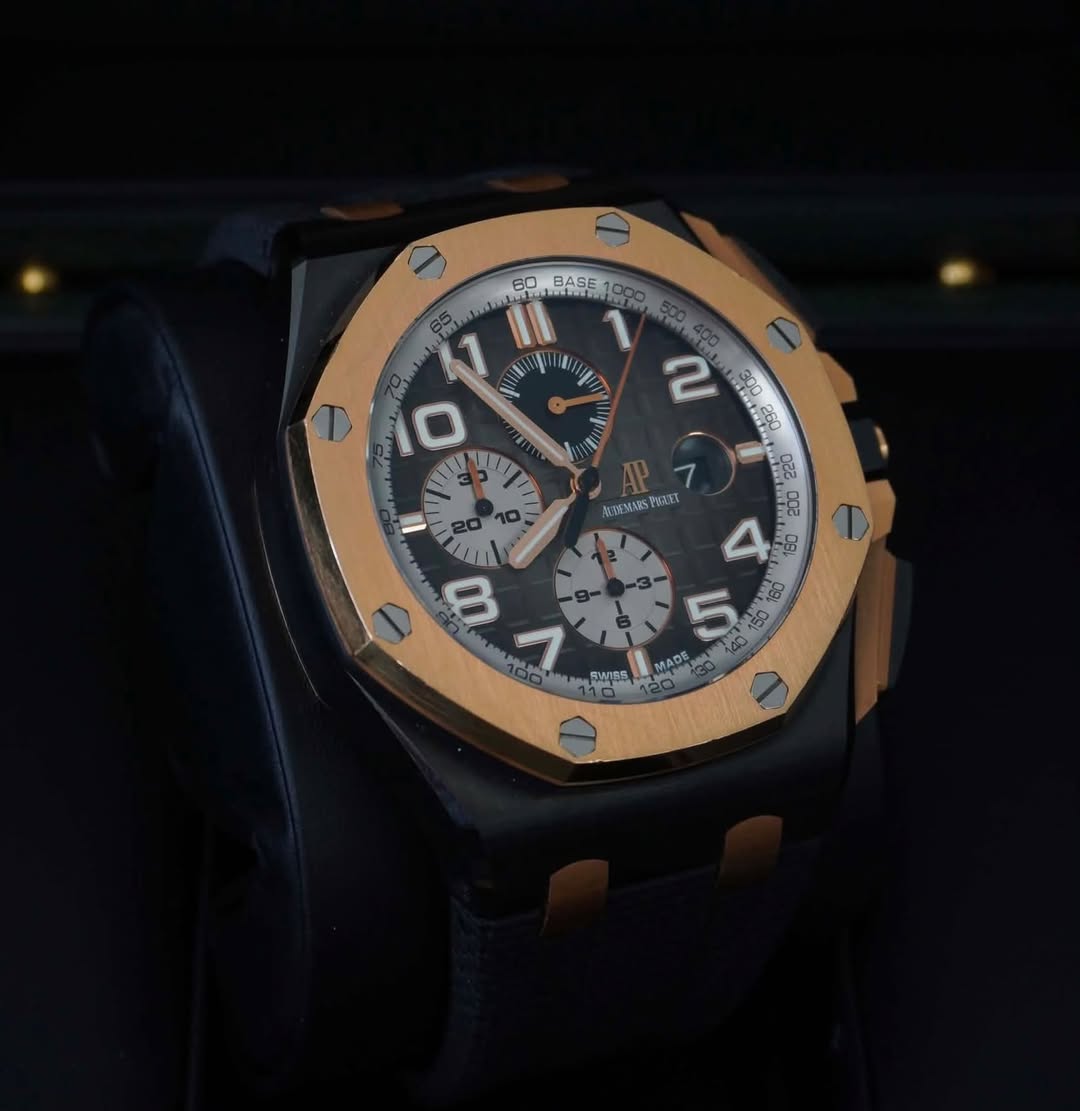 May be an image of wrist watch and text that says '60 BASE 0C W O 山 1 S N 7 O3552И2KT 20 1l 0 > AWIRS ၁ MADE'