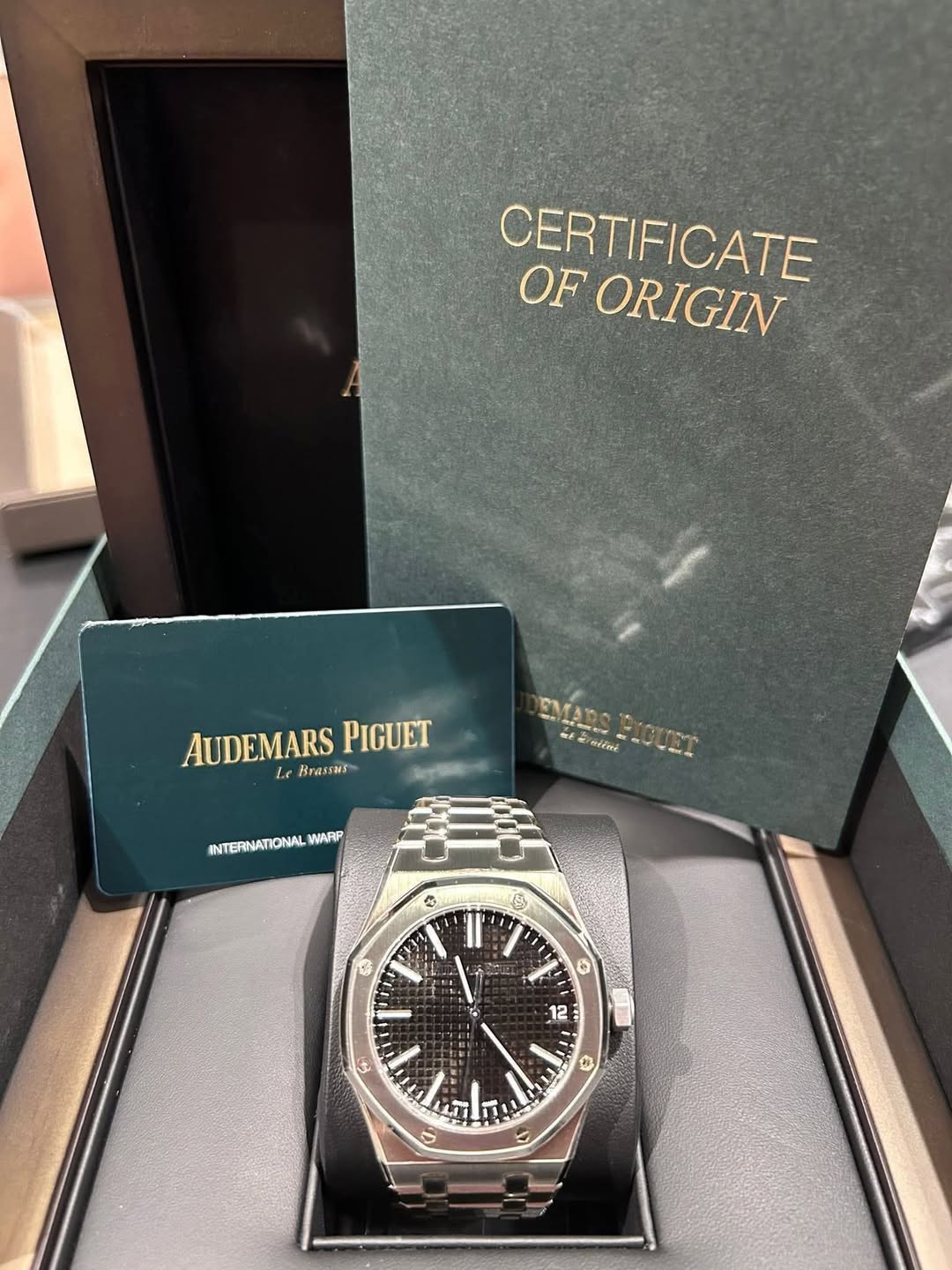 May be an image of wrist watch and text that says 'CERTIFICATE OF ORIGIN AUDEMARS AUDEMARSPIGUET PIGUET le Brasras INTERNATIONAL INTERNVATIONALWWARP NARP 公 S 新ー م T 學 i O 12 ى…