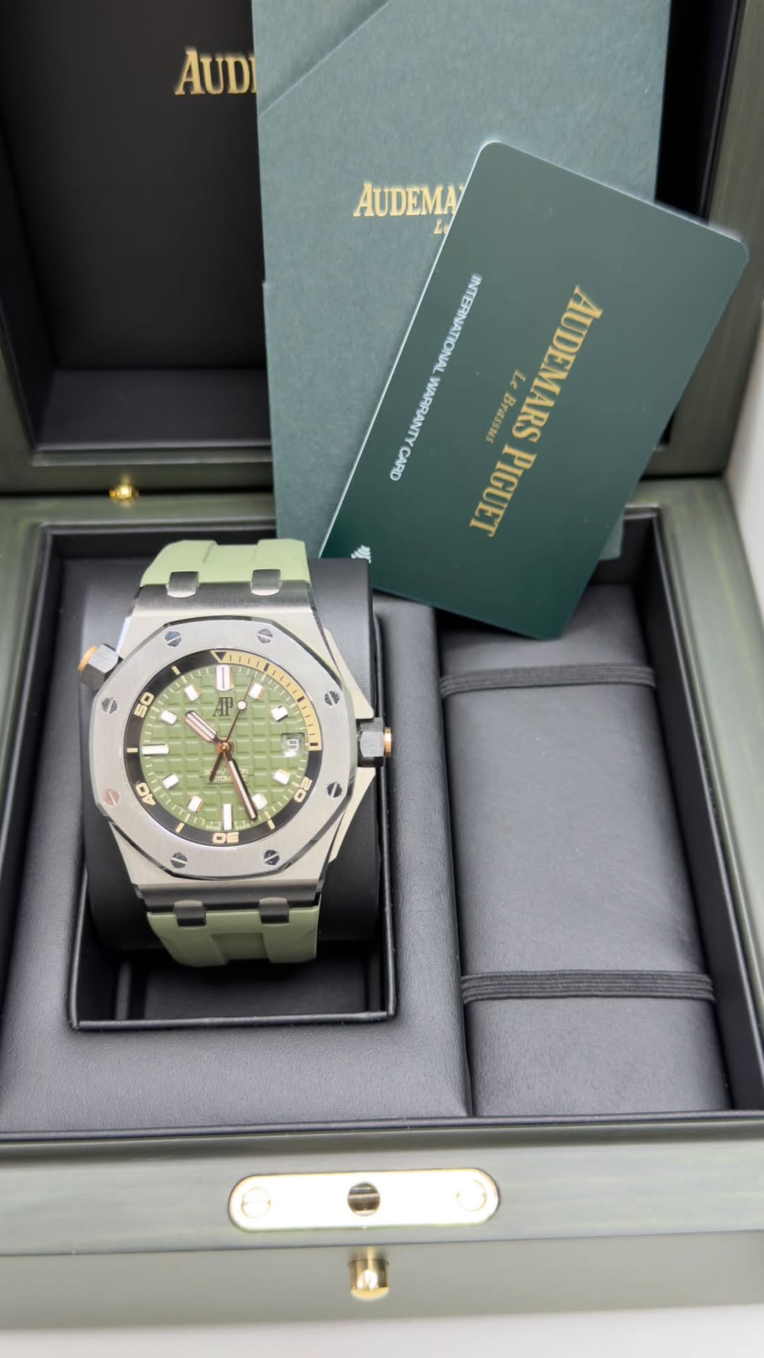May be an image of wrist watch and text that says 'AUDI AUDEMA WARRANTY ١ء Brassu AUDEMARS < PO מתנחדי PIGUE e 1II D 50 AP D 0 0 ● D'