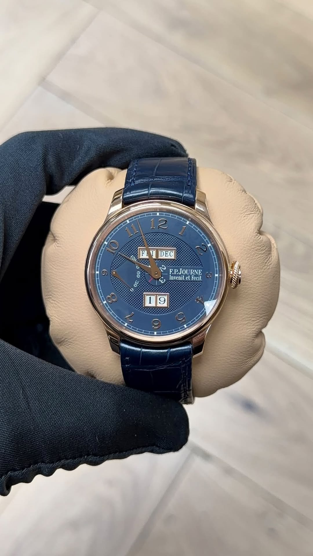 May be an image of wrist watch and text that says '2 传 金 F1 1 I DEC 9 BB0 لم F.P.JOURNE 3 Invenit Fecit 3 9'