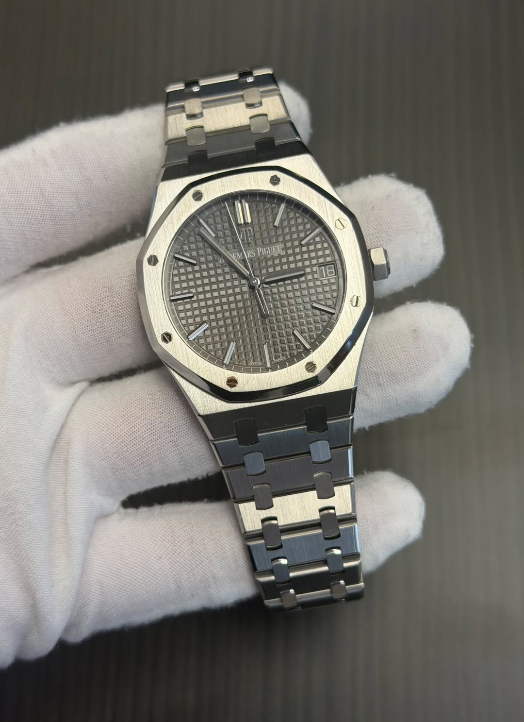 May be an image of wrist watch and text that says 'II S EMARS RS PIGUELE - ص'