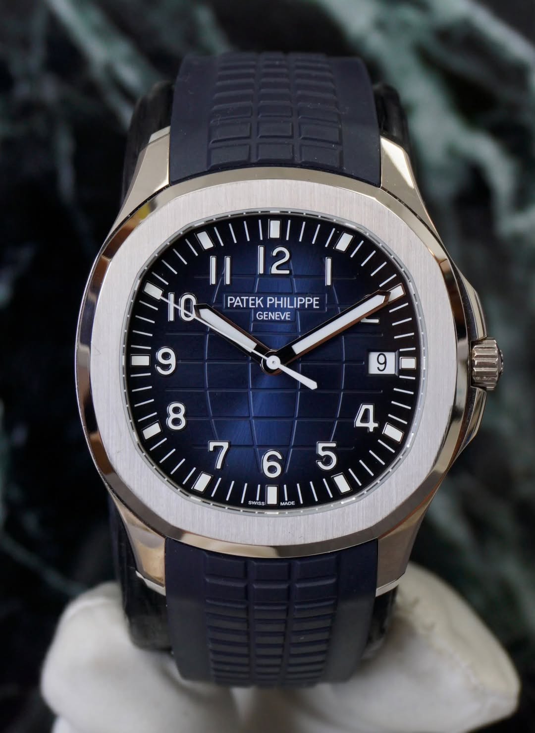 May be an image of wrist watch and text that says '1112 II 12 I PATEK PATEKPHILIPPE PHILIPPE GENEVE 9 In 8 4 ح 765 6 5 SWISS S MADE D'