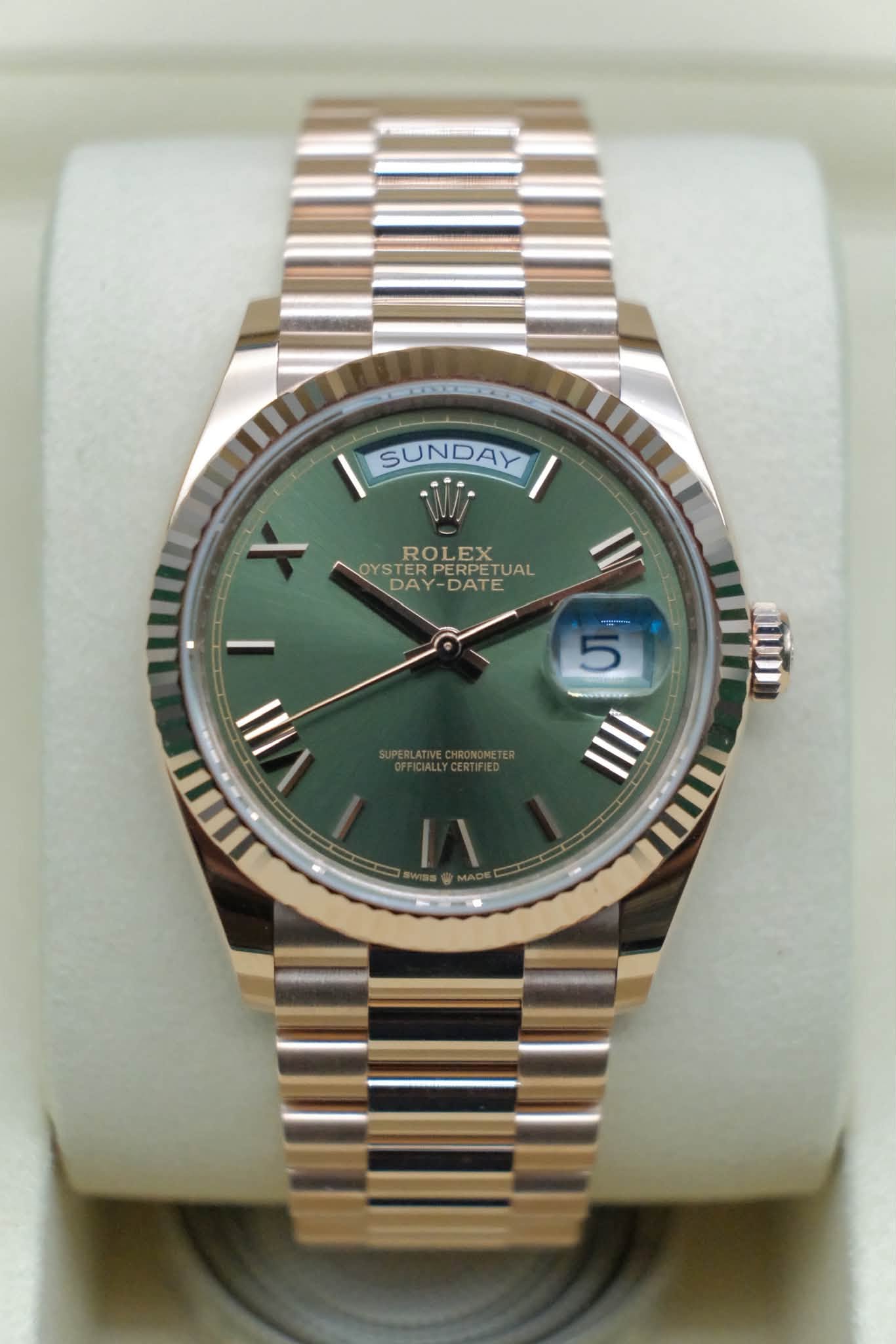 May be an image of wrist watch and text that says 'SUNDAY ROLEX EX OYSTERPERPETUAL YSTER RPERPE OYSTE RPETUAL TUAL DAY DAY-DATE DAY DAY-DATE DATE I 5 III1 I 1 ل'