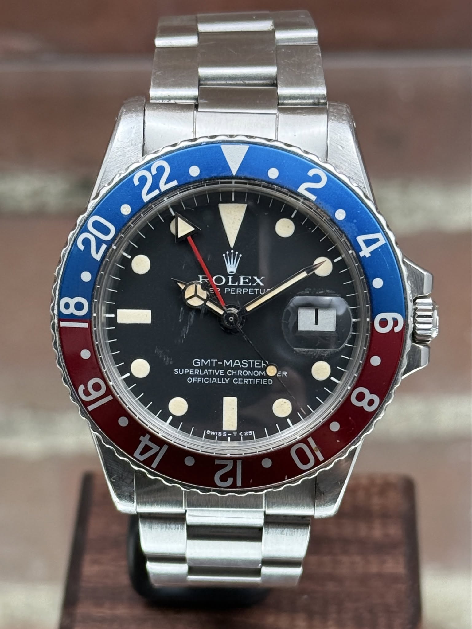 May be an image of wrist watch and text that says ' ROLEX PERPETU 8 L 6 GMT-MASTE GMT- SUPERLATIVE SUPERLATIVECHRONOMER ER CHRONOM OFFICIALLYCERTIFIED OFFICIALLY IALLY CERTIFIED 16…