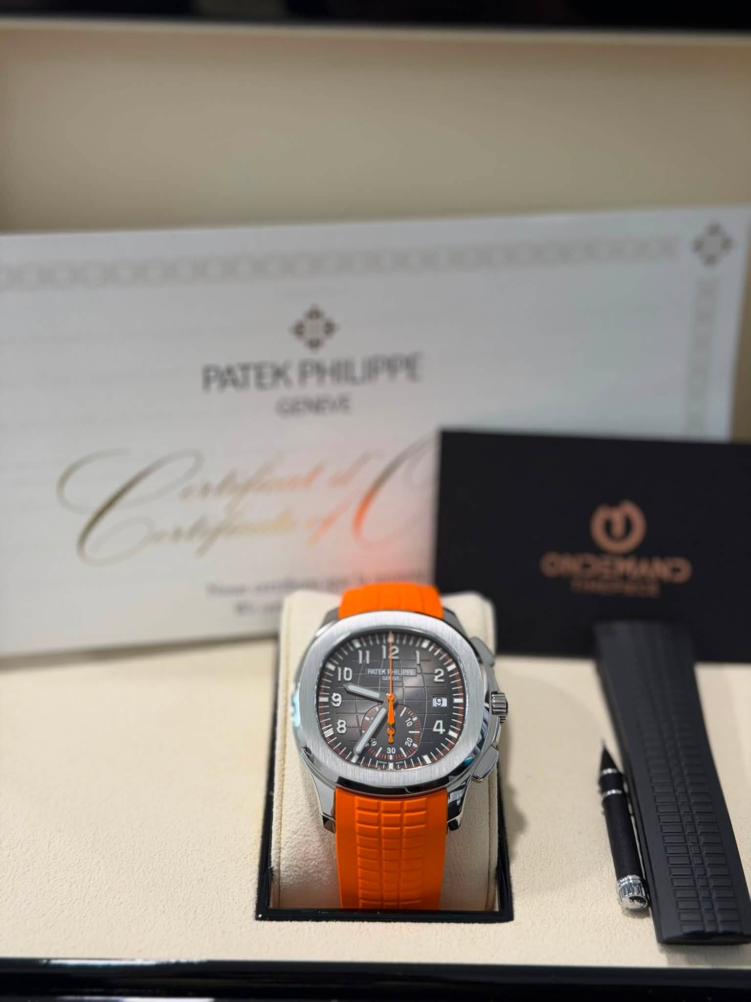 May be an image of wrist watch and text that says 'PATEK KPHILIPPE CENGIS 2 PATEK ID 2 9 9 F3 8 8 s" - 4 30 1R ٦م'