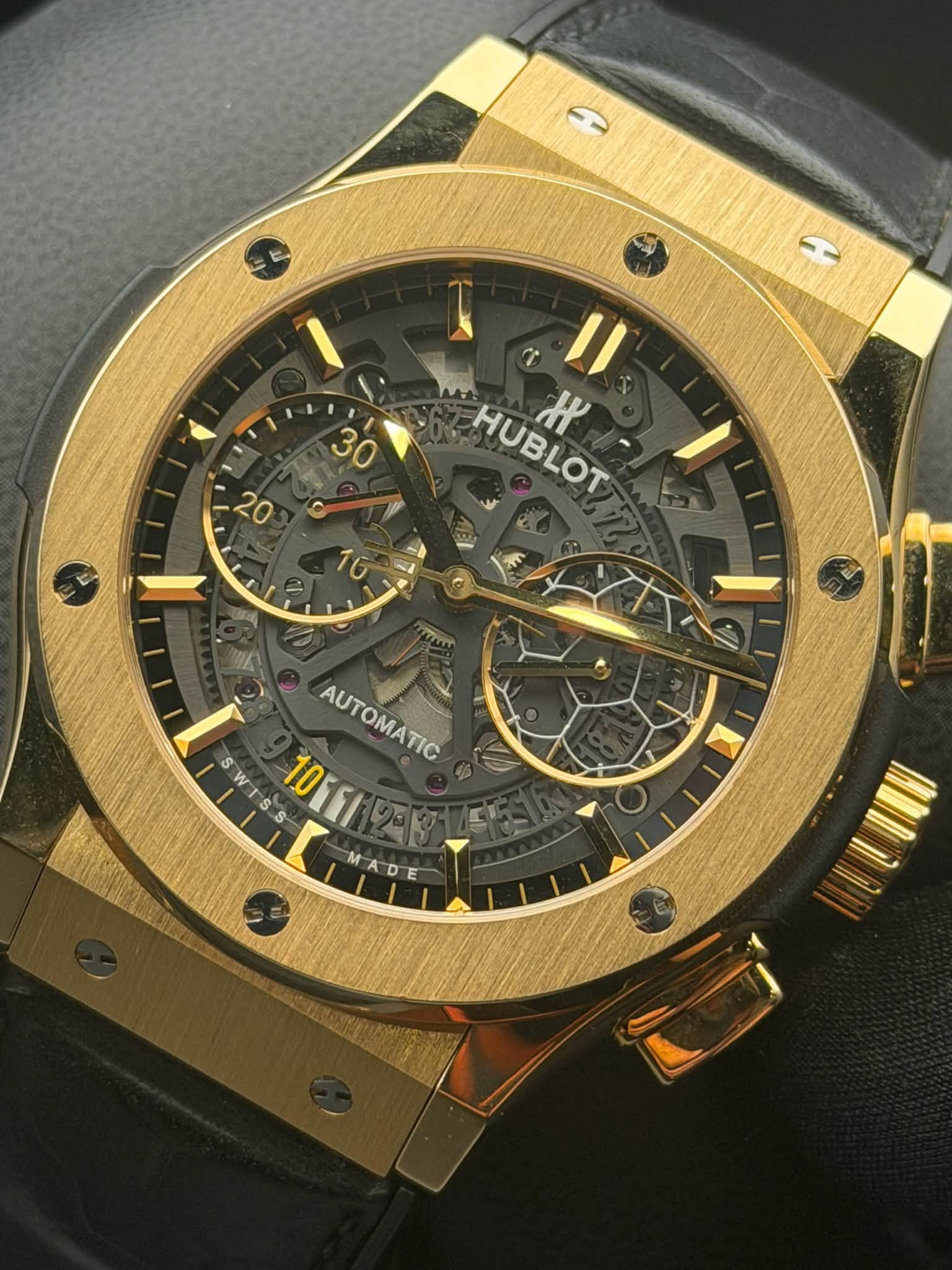 May be an image of wrist watch and text that says 'H ح C M HUBLOT Ж 미 AUTOMATIC S S 10561299 שי2 10611 MADE'