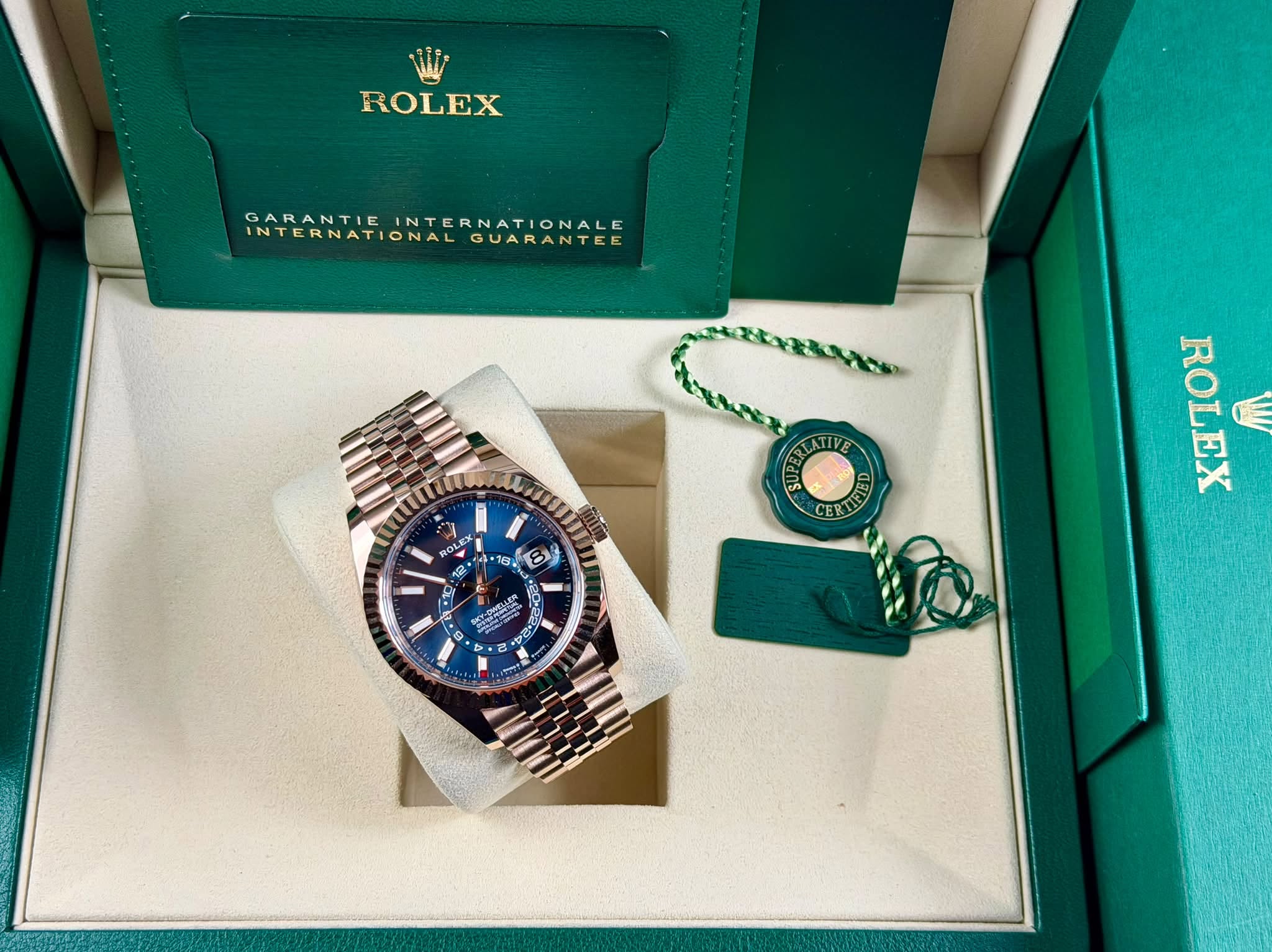 May be an image of wrist watch and text that says 'ROLEX GARANTIEINTERNATIONALE INTERNATIONAL GARANTIE INTERNATIONALGUARANTEE NTERNATIONAL GUARANTEE OLE م LE EX I F 4 4.1 16 ០…
