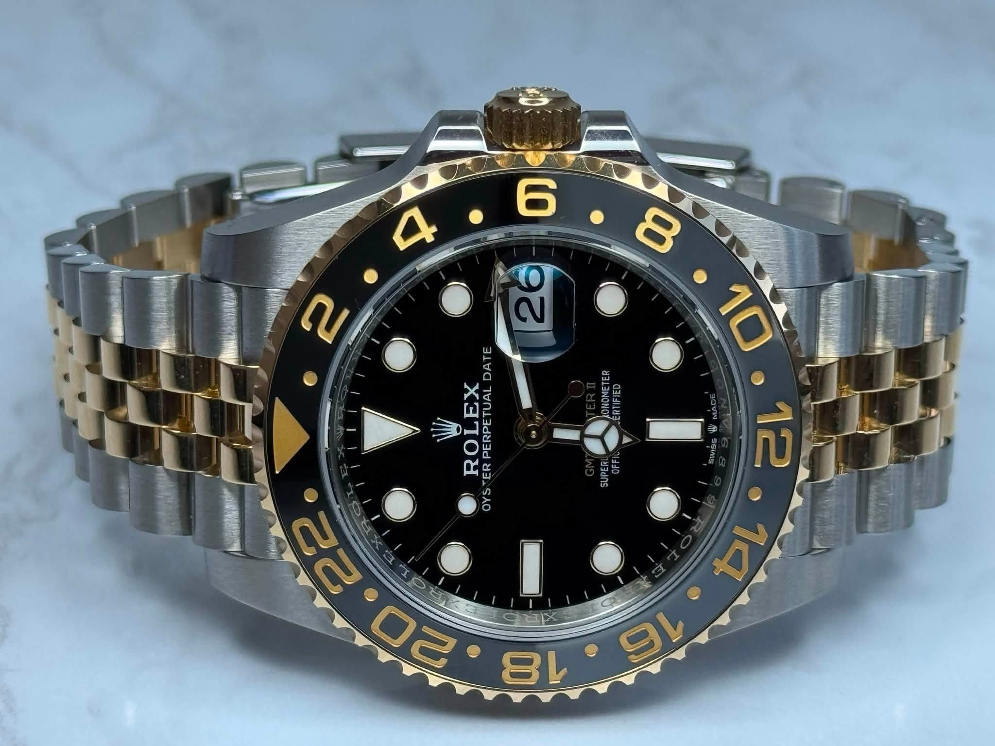May be an image of wrist watch and text that says ' DAT EX TUAL L RPE ERPE R ER ER ยอหม 작7 ni 18'