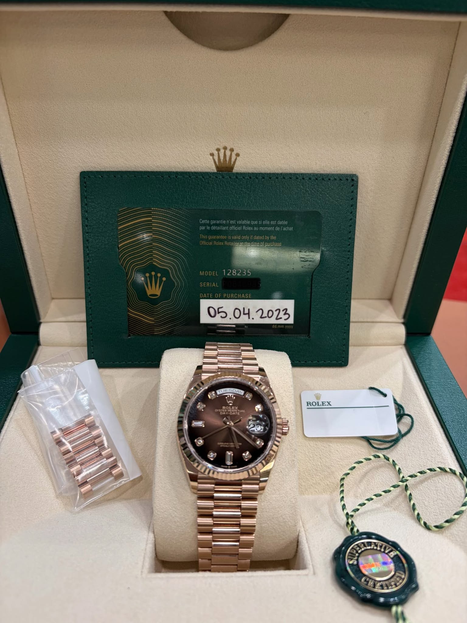 May be an image of wrist watch and text that says ' បភស្ល ROLEX 風 20'