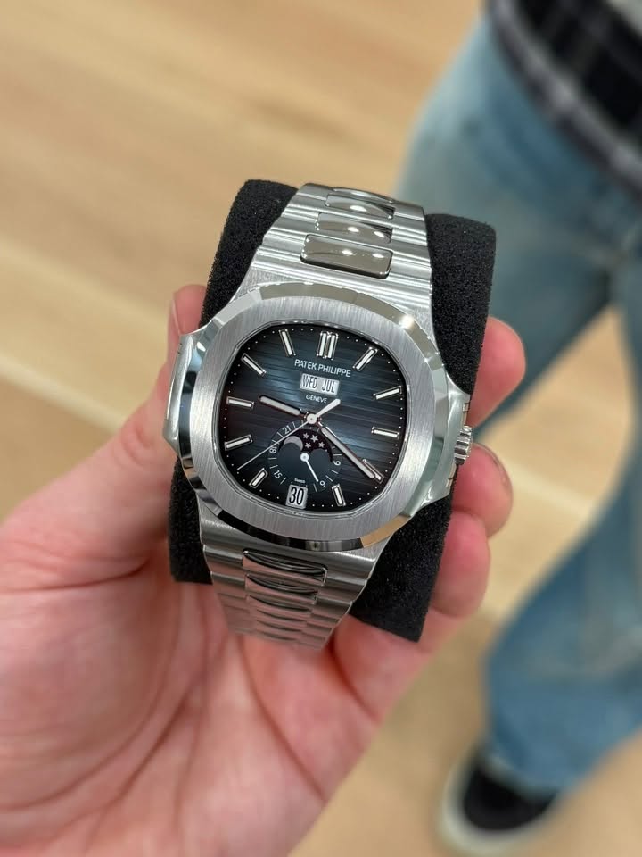 May be an image of wrist watch and text that says '10 PATEK ATEKPHILIPPE PHI HILIPPE NED WEDJU JUL UL GENEVE 21 B 平 ل * + 0 ራ 30 eaa ١'