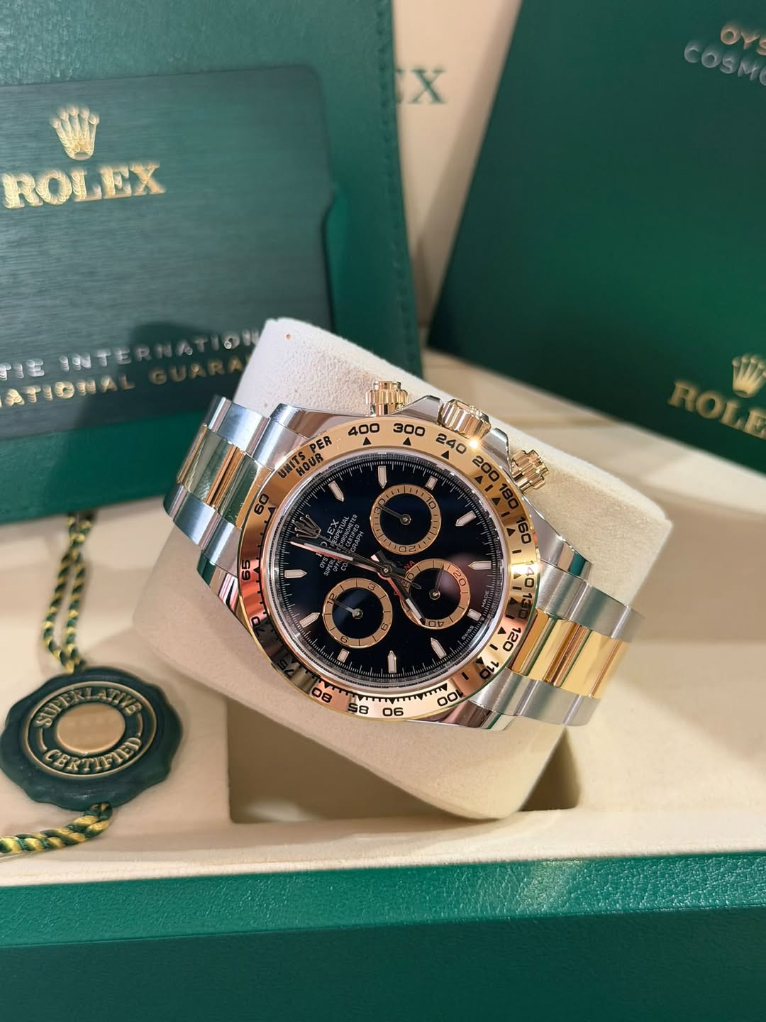 May be an image of wrist watch and text that says 'X ου COSM ROLEX す主 IITE 勇子の特 TSPER HOUR ER 400 U ROLF U m 4 - 1 ن ਣા 08 SUP E CERTIFIED TIFIED 8 e 06 DO0 30'