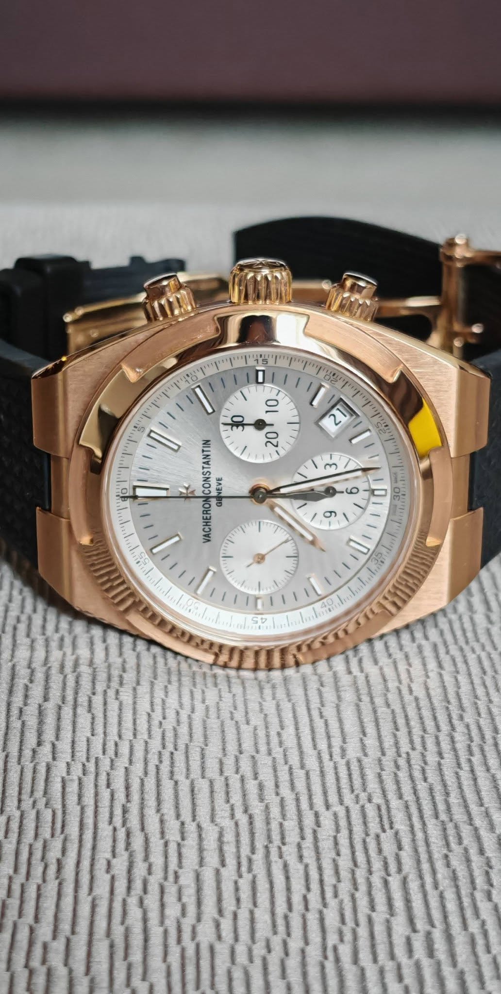May be an image of wrist watch and text that says 'O 0 20 21 C 3 O I CONSTANTIN NEVE VACHERON יויי و T ושיין 9 Tmy "፣ D qu ስግ S'