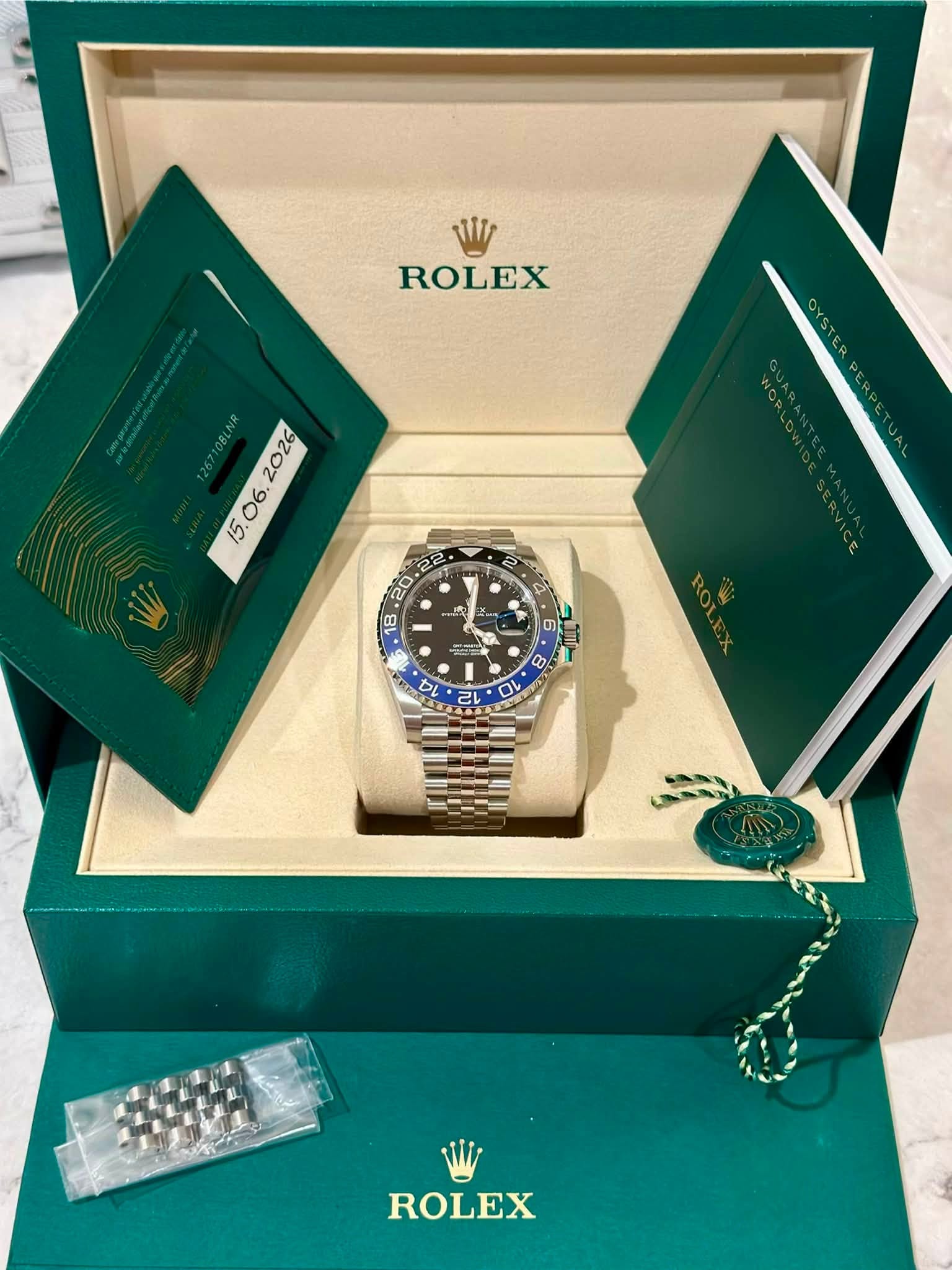 May be an image of wrist watch and text that says 'ROLEX 赤 e 4 4 4 2날 ang ی 雲 2 P - 9 6 NY B 4 e प 14 הד DY 0L ROLEX'