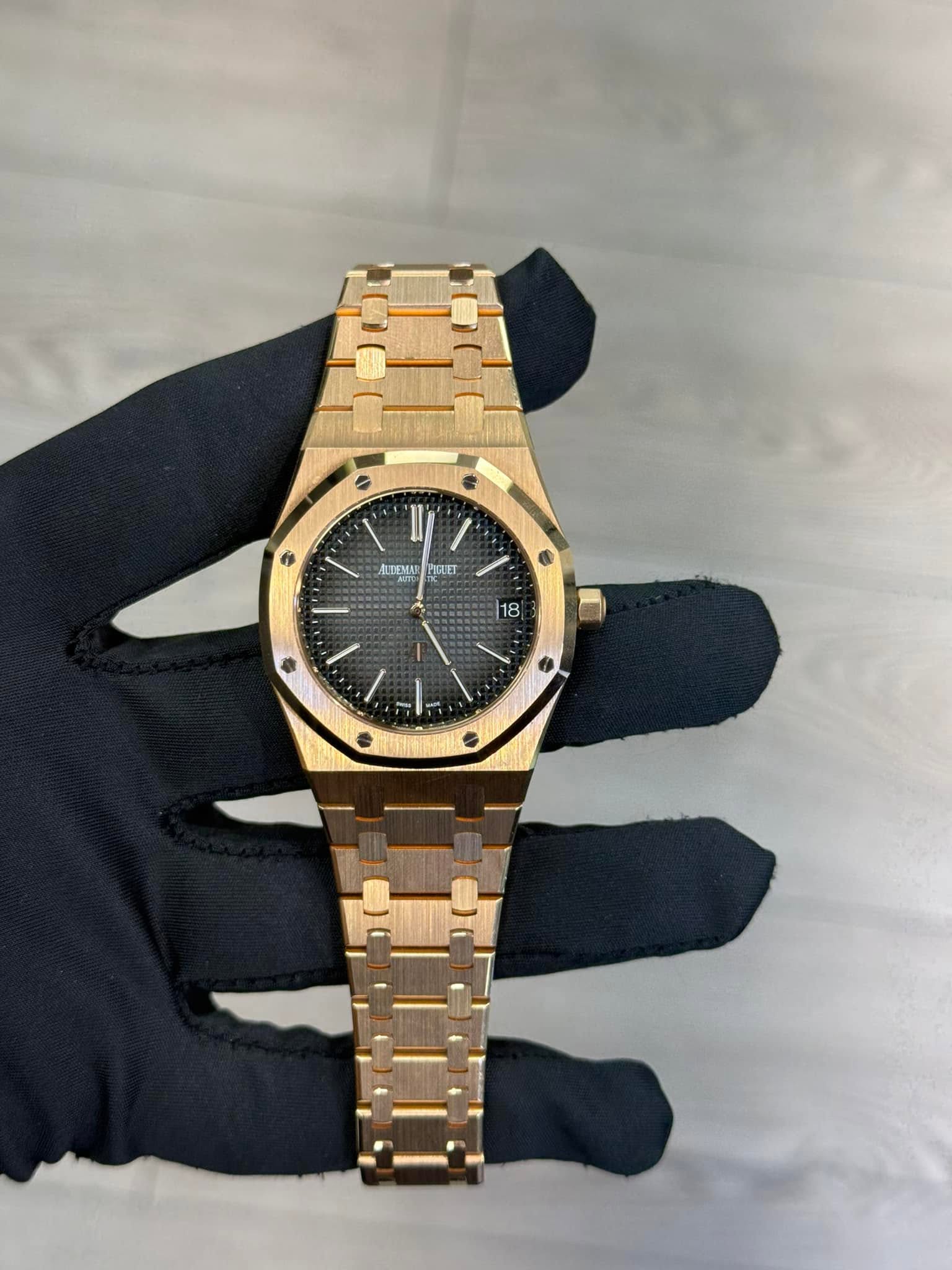 May be an image of wrist watch and text that says '3 ASEMUR POUET 18'