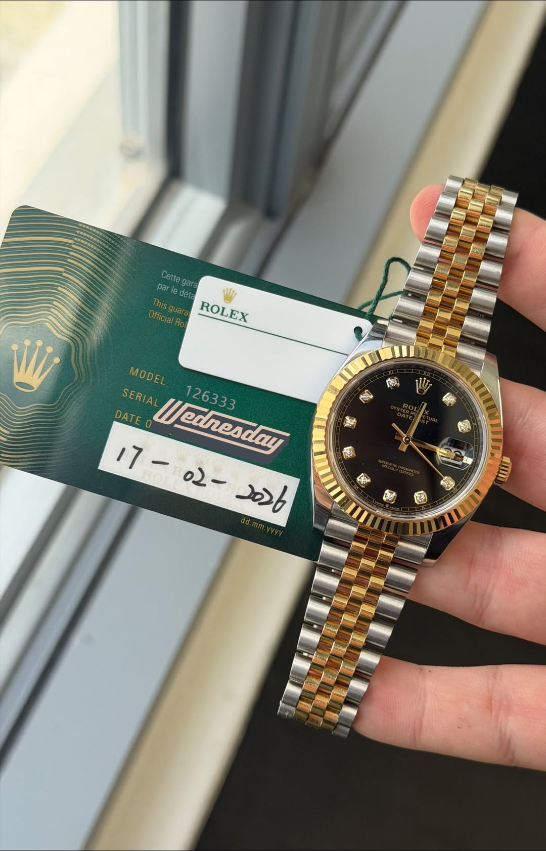 May be an image of wrist watch and text that says 'Cotteg gara parle déta M This Ths Officiat& guara ROLEX ROLEX RA MODEL SERIA Tednesday 126333 DATE E - o2 עברב 중 축바 량 ላክ 福 ーッ…