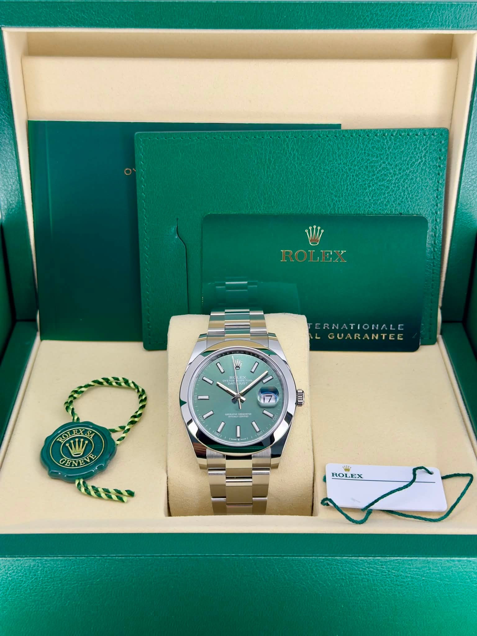 May be an image of wrist watch and text that says 'ROLEX דמ ERNATIONALE TIONAL LGUARANTEE I 1 L5 SNE I 17 พ CTTL W CENEVE ® م NID ROLEX EX ROL'