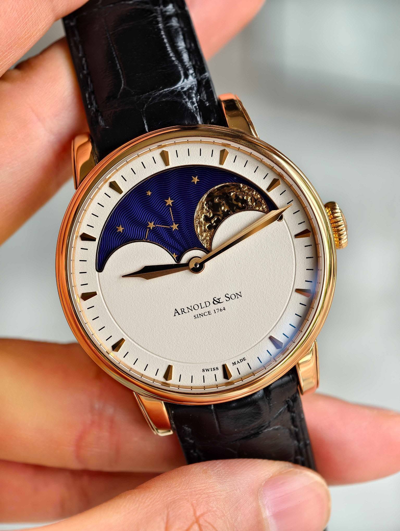 May be an image of wrist watch and text that says '١ ዳ ARNOLD SINCE ARNOLD&SON i 1764 & SON CE 5พ65 MADR 1 2'