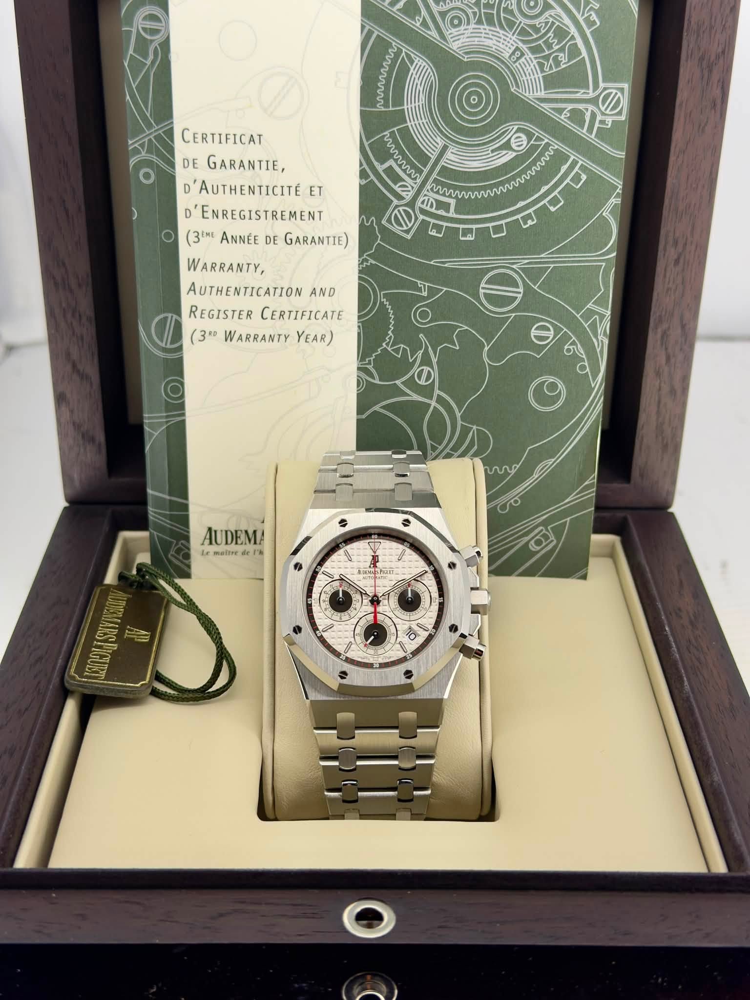 May be an image of wrist watch and text that says '0 CERTIFICAT DE GARANTIE, D'AUTHENTICITE ET D'ENREGISTREMENT D' (3ENL ANNEE DE GARANTIE) Www WARRANTY, AUTHENTICATION AND…