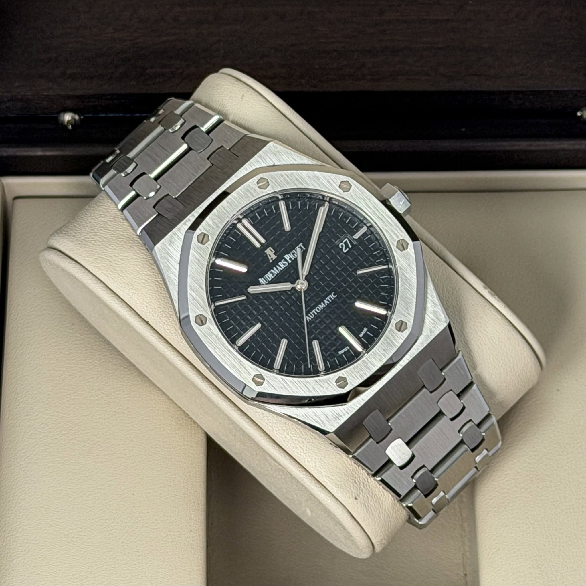 May be an image of wrist watch and text that says 'っ e 27 II AUDEMARSPIGVE AP A PIGVET υToMAT 代 0 odi'