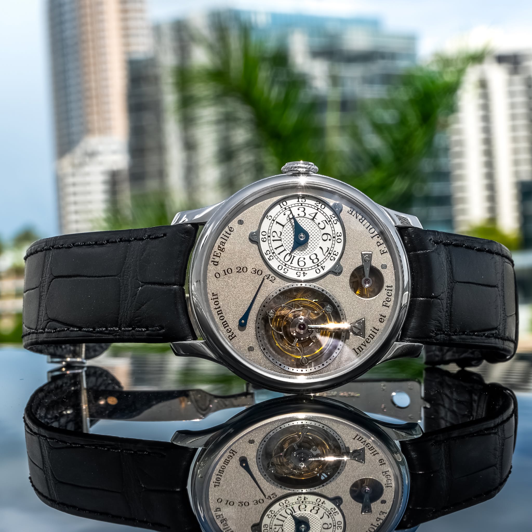 May be an image of wrist watch and text that says 'رو سن Egaliie 20 1 公 報'