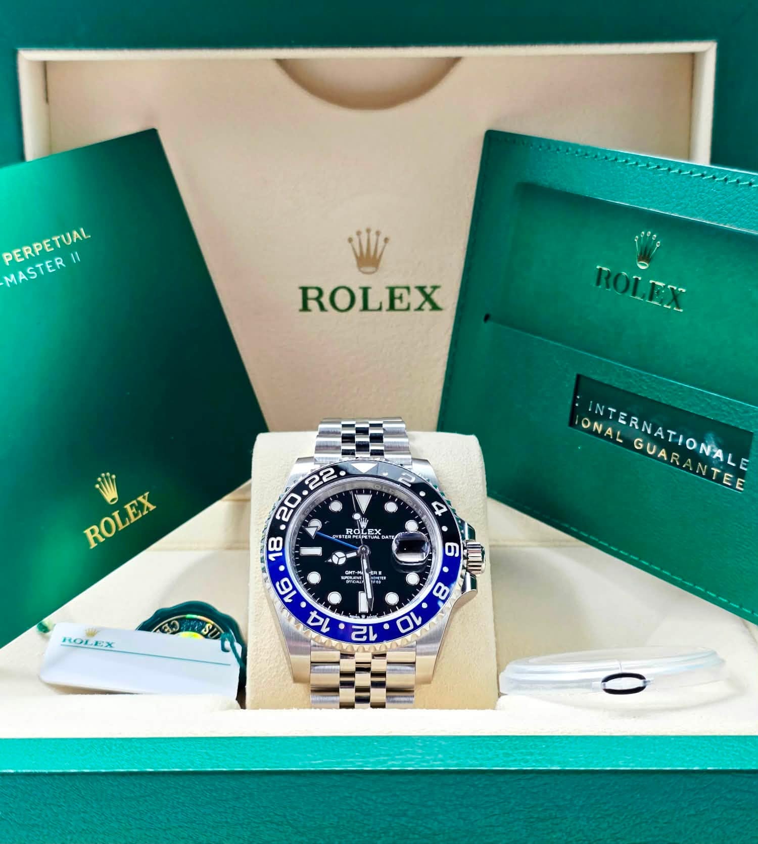 May be an image of wrist watch and text that says 'PERPETUAL "1 MASTER MASTER ROLEX ROLEX 2 R ROLEX ROLEX ROLEX ONAL INTERNATIONAL GUARANTEE ONALGUARANTEE 양수조합산소T0NL GUAR GUARANTEE…