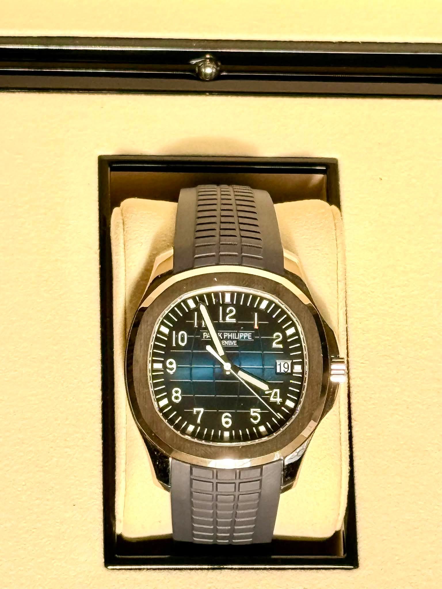 May be an image of digital watch and text that says 'PL 12 I KPHILIPPE ENEVE VE SNEVE '