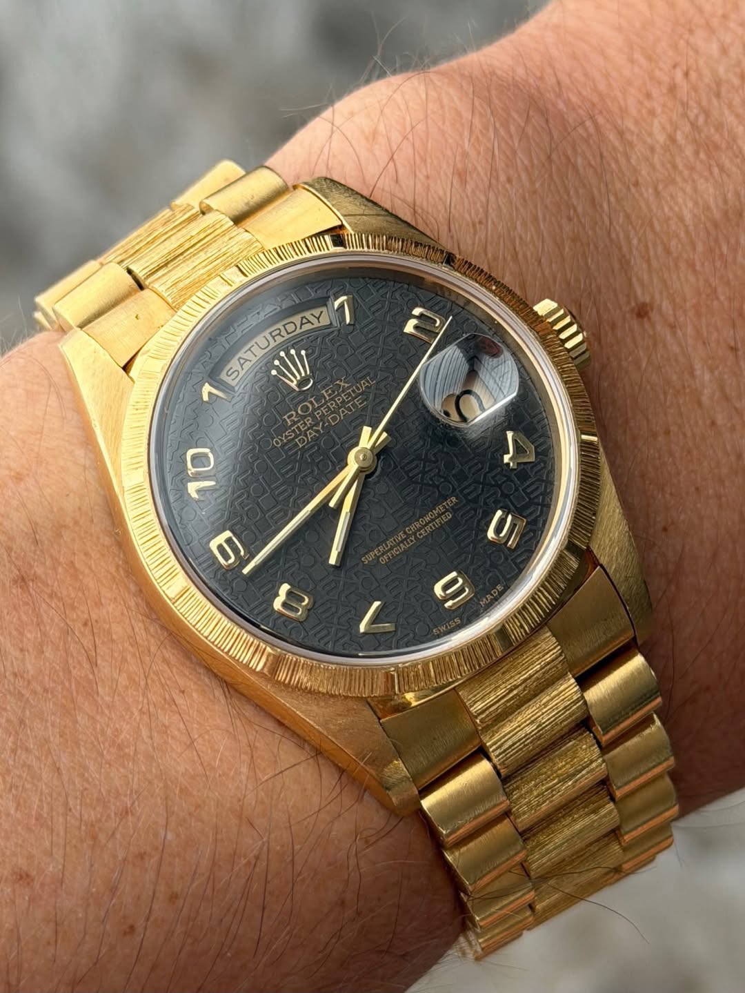 May be an image of wrist watch and text that says '7 1 S SATURDAY 11Iz RO RO YSTERF DAI EDAY aIII 10 9 8 U 9 L'