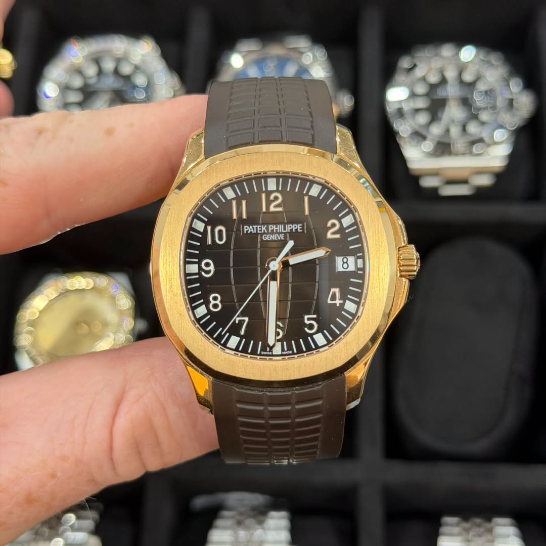 May be an image of wrist watch and text that says '12 10 PATEK PHILIF PHILIPPE PATEKPHILIPPE PPE LIPI GENEVEN '
