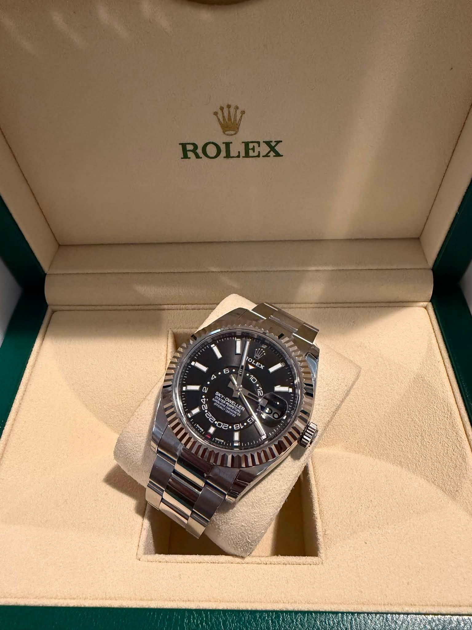 May be an image of wrist watch and text that says 'ROLEX 0 a O まい mInm'