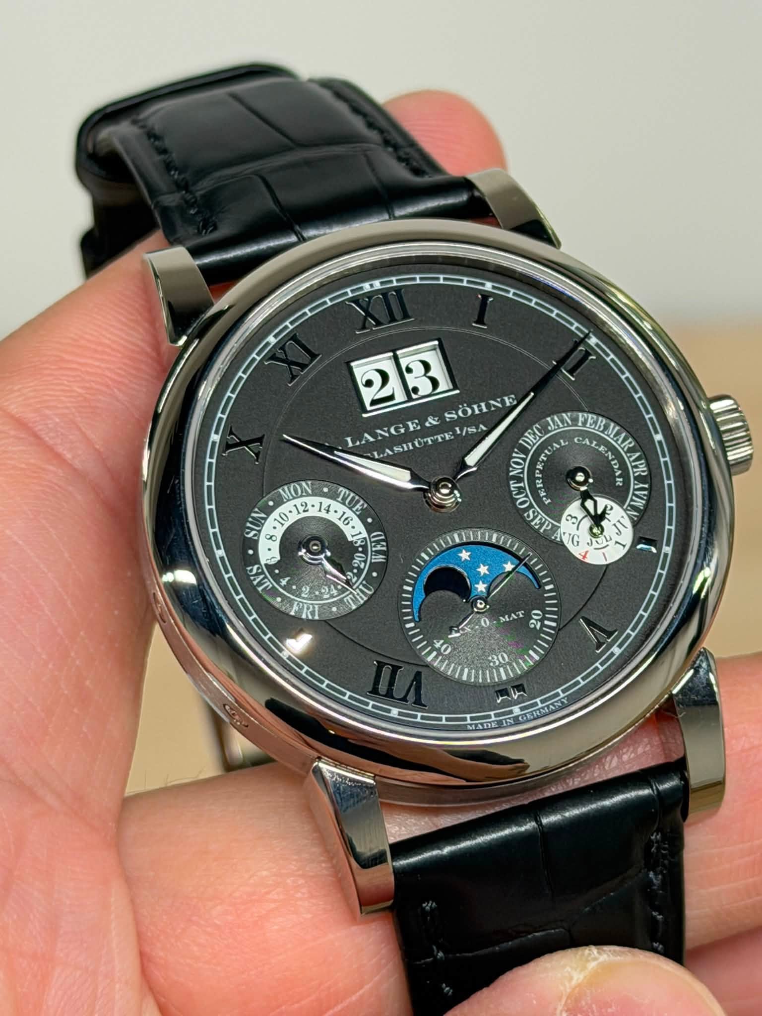 May be an image of wrist watch and text that says '23 SÖHNE LANGE& LANGE&SOUNE LASHU LASIÜTTE/ 1/NA FEB nEC AL NOV DM DM ION TUE E OCT ON VILA AVAA SEP က ا ن ا NIG 1 M ๑ 산 U OF…
