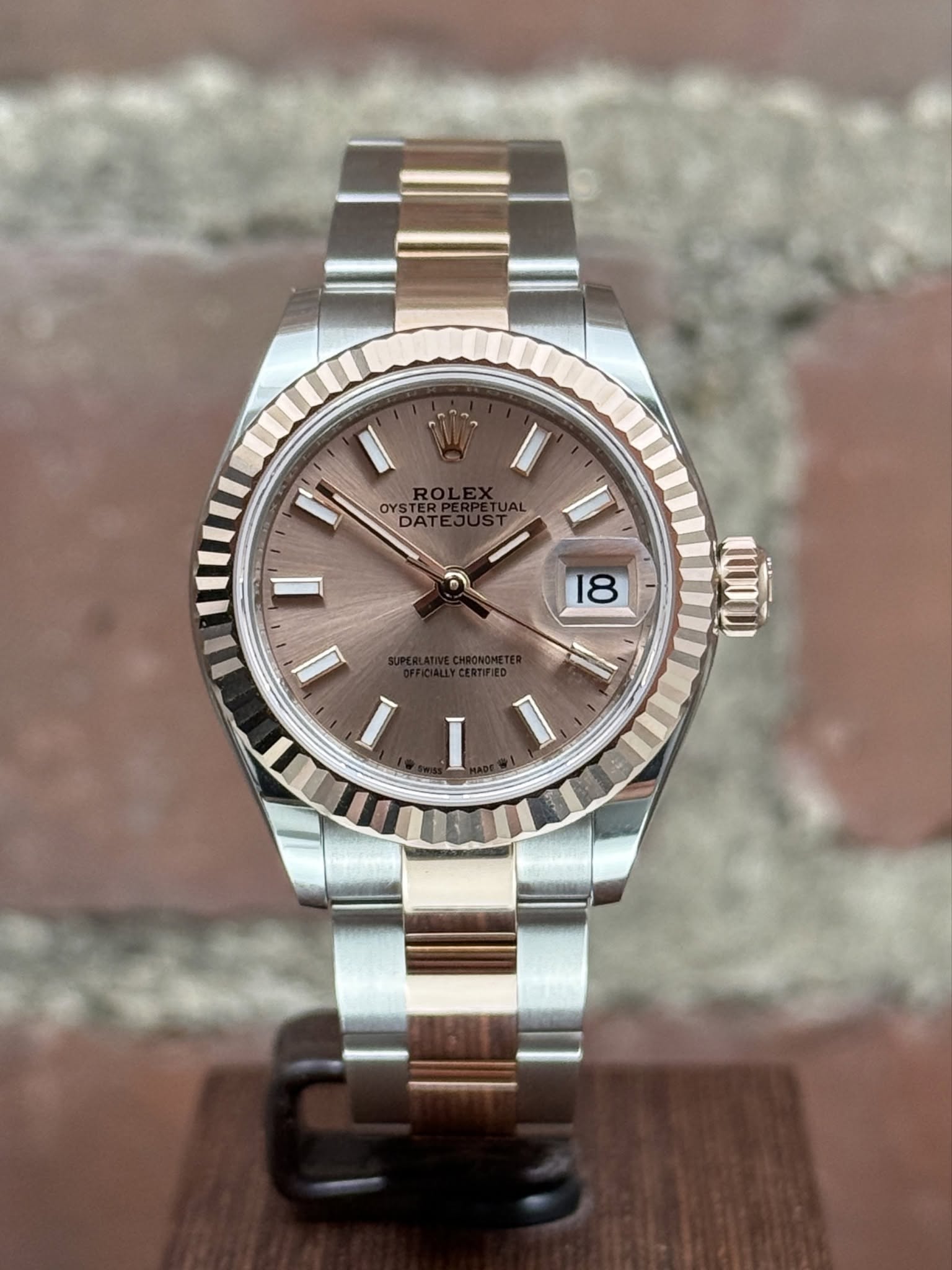 May be an image of wrist watch and text that says 'OYSTER! nAT F 18 18 " E നി് - I'
