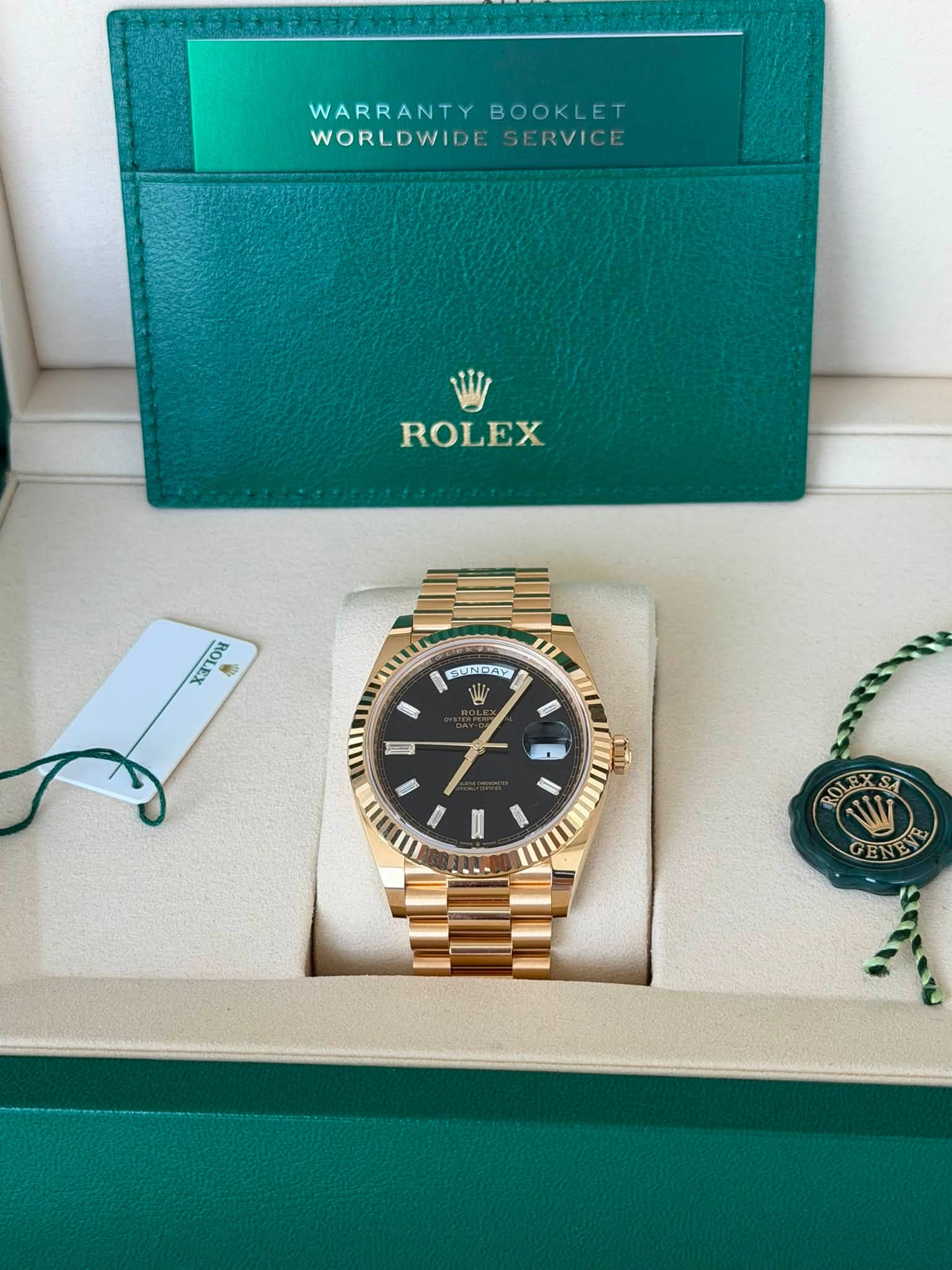 May be an image of wrist watch and text that says 'WARRANTYBOOKLET WARRANTY BOOKLET WORLDWIDE WORLDWIDESERVICE SERVICE ROLEX 이 레 SUN-AY E 4두 Je ROLET ROLEXS GENE N'