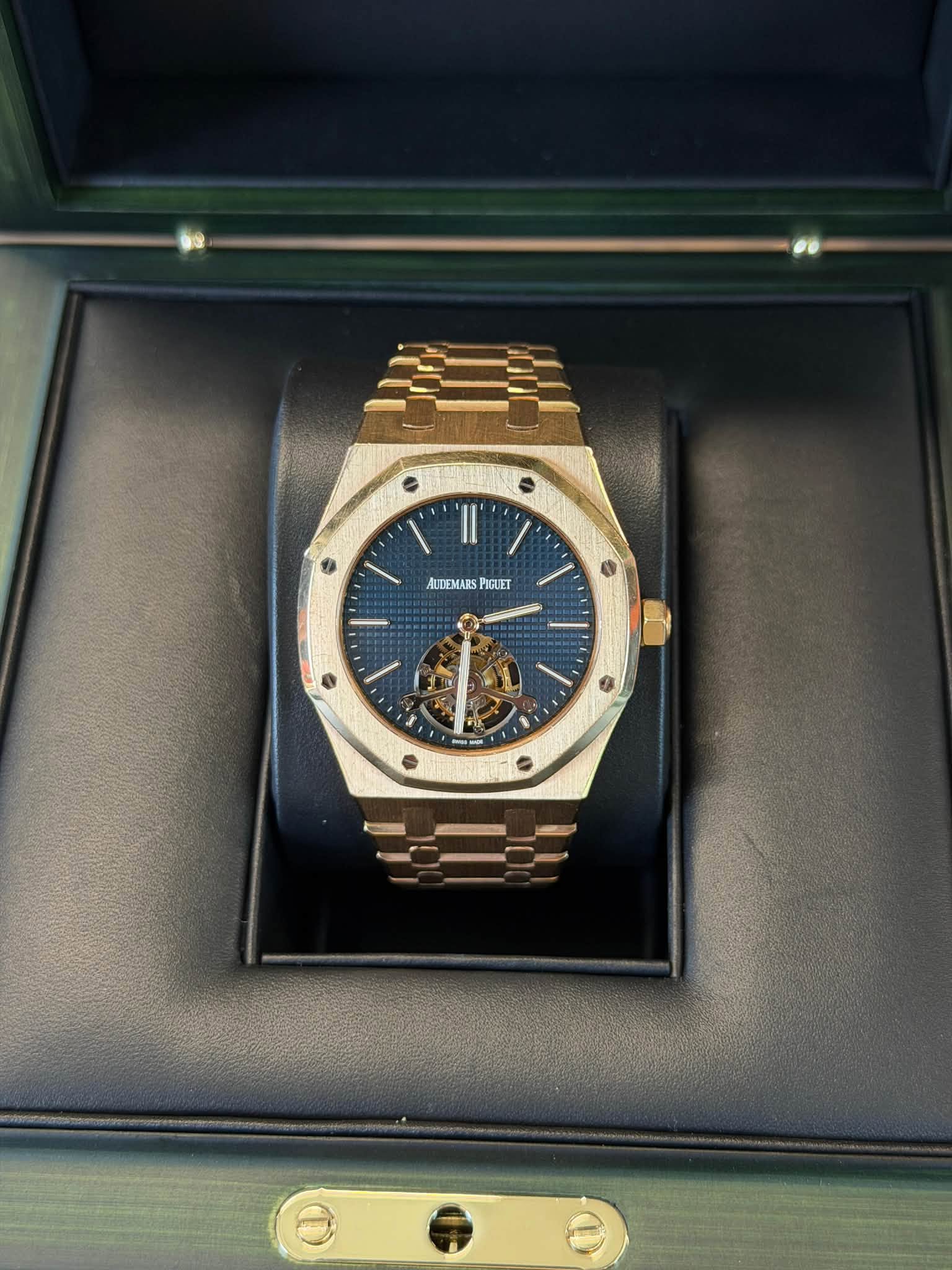 May be an image of wrist watch and text that says 'II ALDEMARS PIGUET 5'
