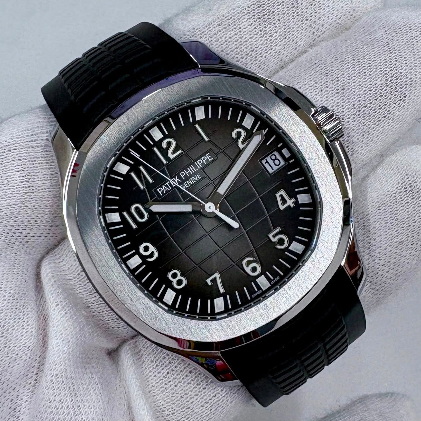 May be an image of wrist watch and text that says 'MUNI 12 2 | PHILIPPE PATEK CE PATAKPHILIPPE GENEVE 10 9 ထ 5 6'
