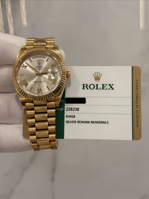 May be an image of wrist watch and text that says 'ใบบล LULSDAP boes X/ የየማያምካ 21 TII MIiI I S ROLEX SILVERROMANNUMERALS SILVER ROMAN NUMERALS'