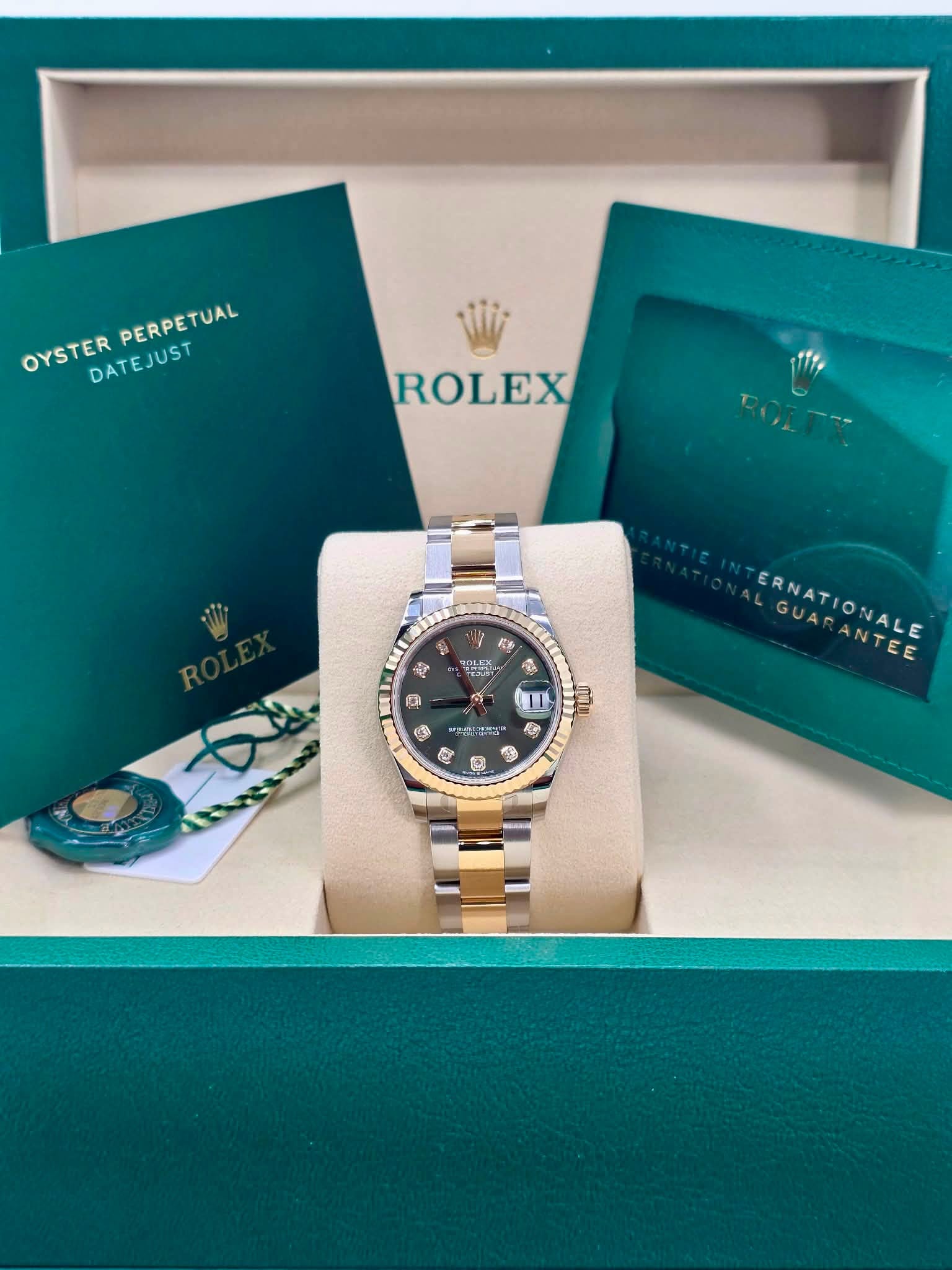 May be an image of wrist watch and text that says 'PERPETUAL OYSTER YSTERPERPETUAL DATEJUST DATEJUST ROLEX 9 I 梅 ह O Es 06+្ក ထတမ ស 3 ዝዎስ፡።" ERNATIONALE GUACANAL GUARANTEE በጣነለ R 5…