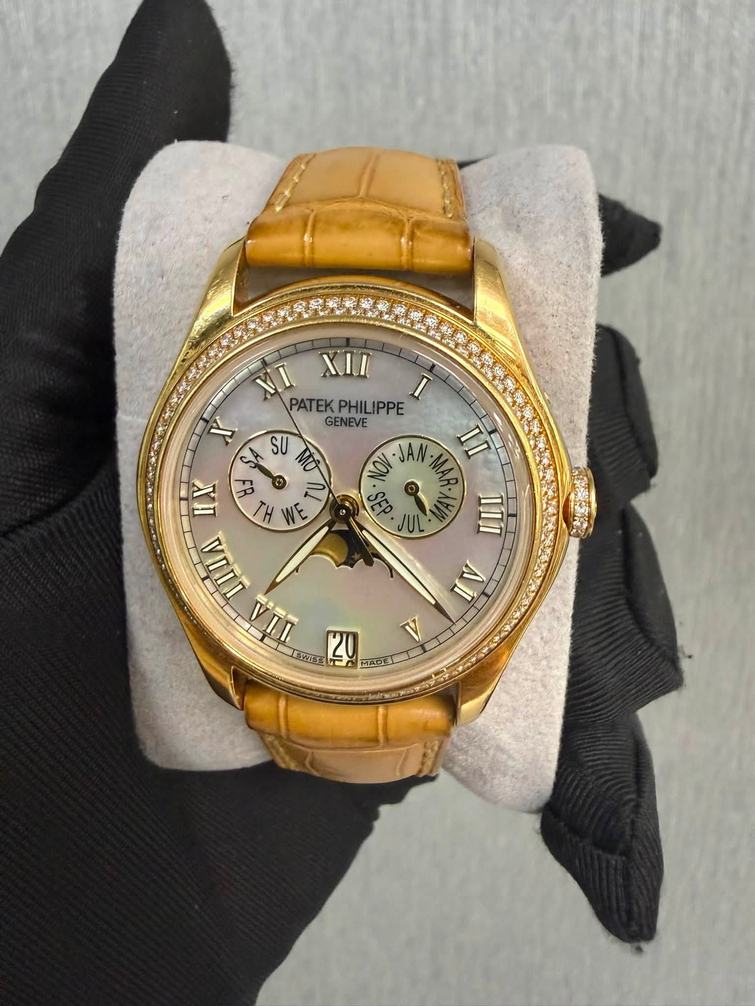 May be an image of wrist watch and text that says 'XI PATEK XII I PATEKPHILIPPE PHIL HILIPPE X SU GENEVE S MO LOV -JAN. MA II IA သ R TH NE SEp JUL I0I IIIA ΑЛ ULA 20 MADYAL V'
