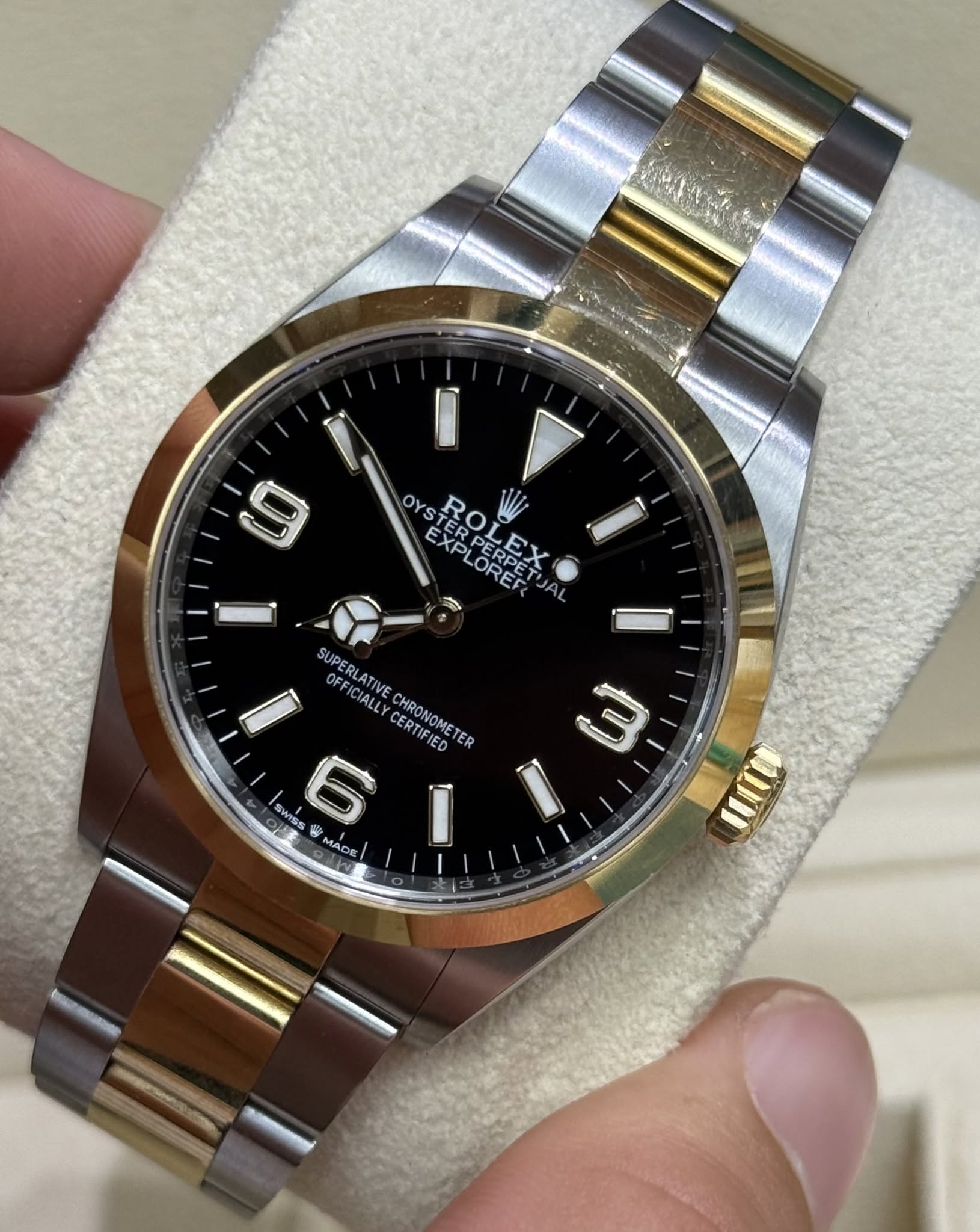 May be an image of wrist watch and text that says 'OYS STERP EXPL EXPIERPE ROLEX LEX TERPERPE ERPER RRERPE LOREF ERPET SUPERLATIV SUPER OFF OEFLATIVE OFFICIALLY OFFICIANE ATIVE…