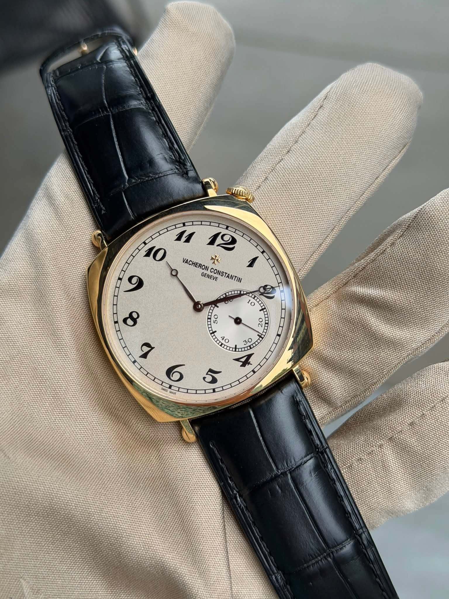 May be an image of wrist watch and text that says 'TILYAN 2 VACHERON 水 GENEVE CONSTANTIN 11 0 و 8 9 10 ه 2z 50 40 DT 3o おる O 8 6 ل'