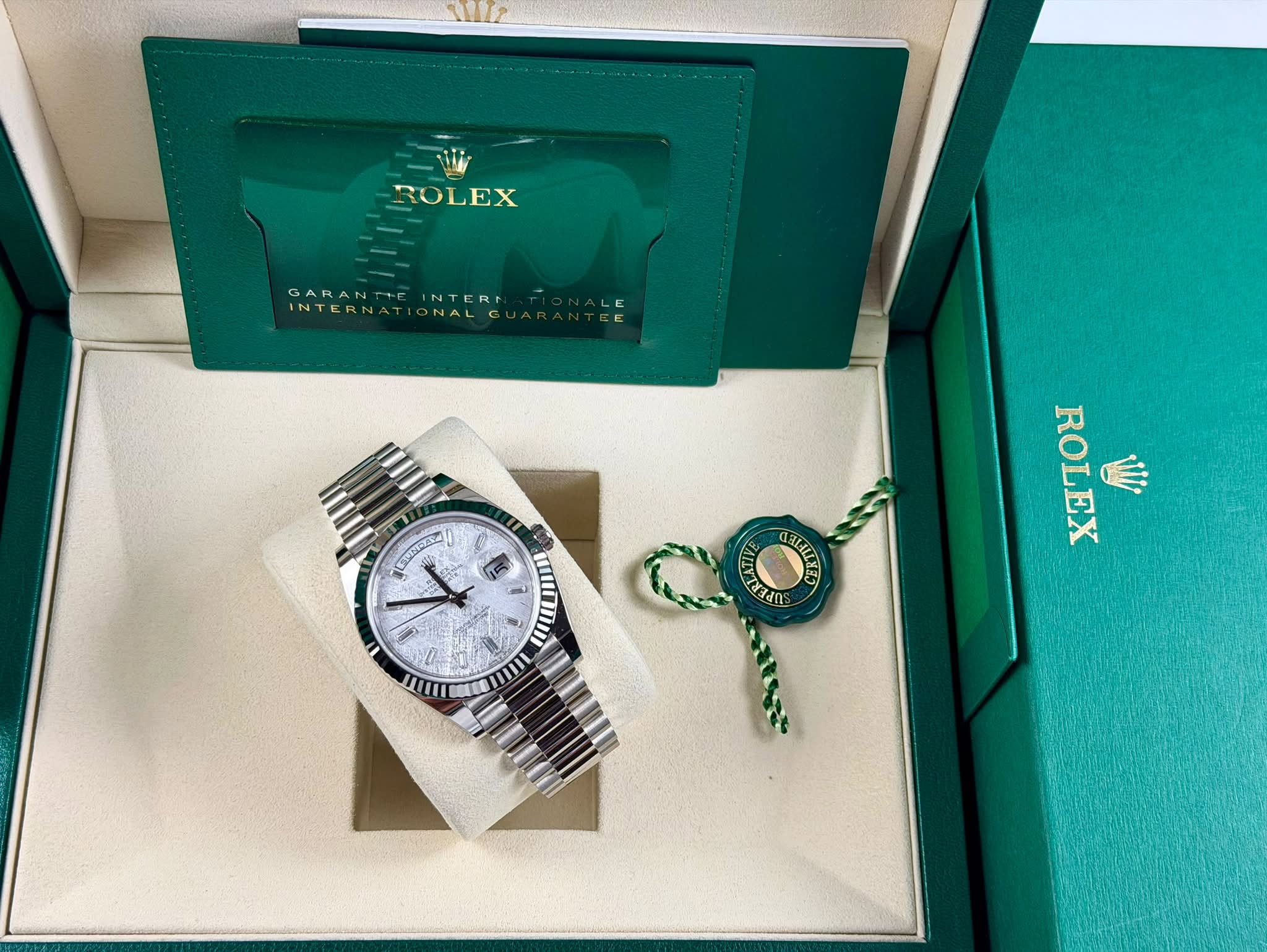 May be an image of wrist watch and text that says 'ROLEX GARANT GARANTHEINTERA +E NTERN INTERNATIONALGU INTERN ATIONALG 0 LEXARAY BAns ரபற் III AИK a 萬車 II ROLEX'