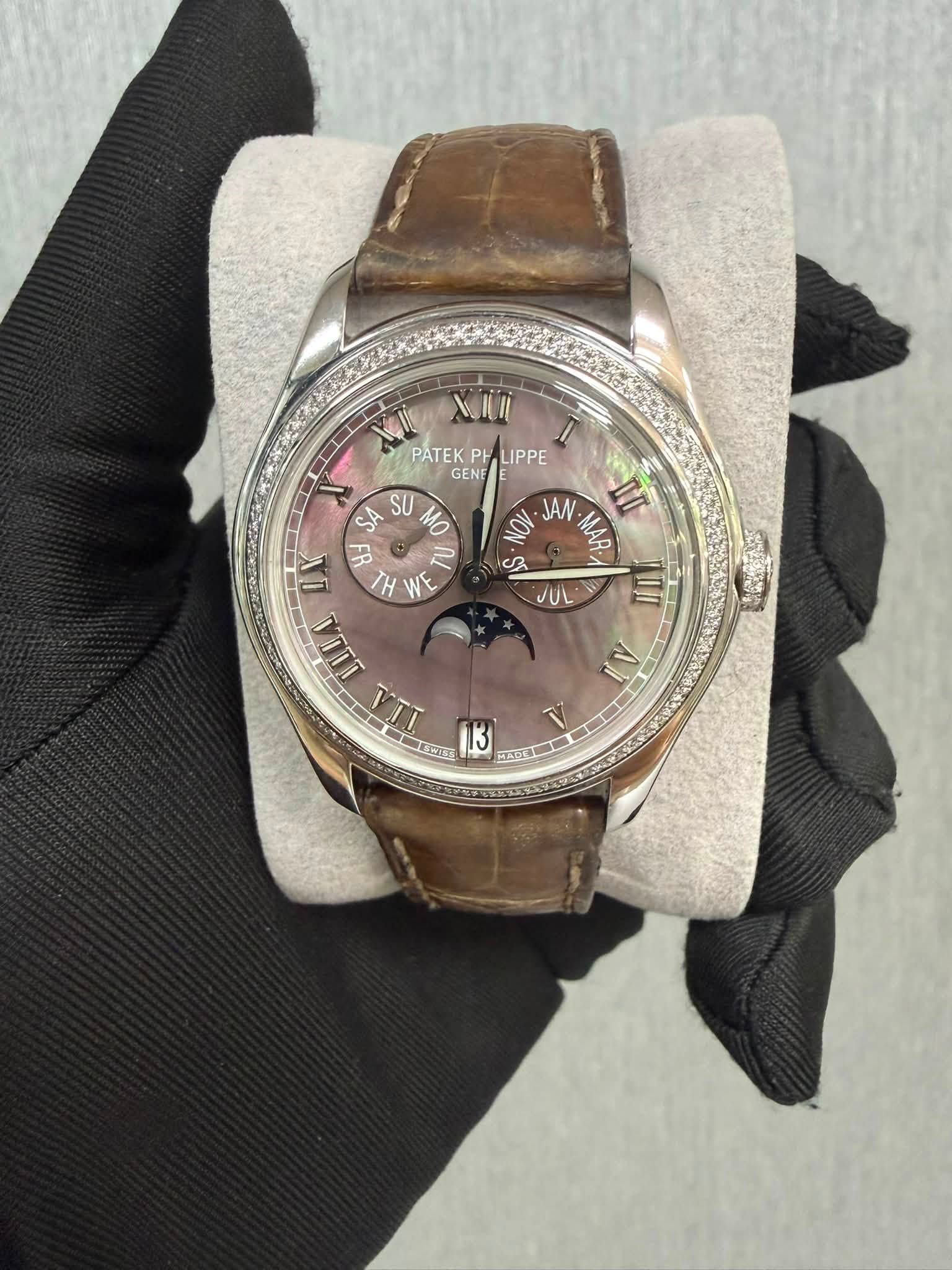 May be an image of wrist watch and text that says 'PATEK P PH PPE ۱ GENE SA SU MO MO IOy JAW -MAR. IX FR 2 ഗ്ദൂ H JUL DII 1I00 Al A- 1!1 13 HAOエ物 V o 工宝'