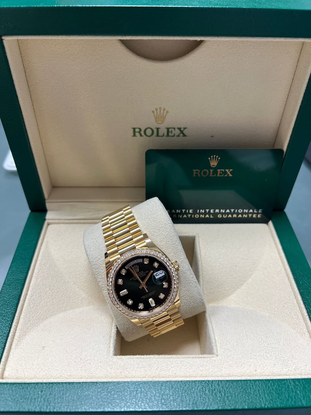 May be an image of wrist watch and text that says 'Wy ROLEX IC INTERNATIONAL NALGUARANTE INTERNATIONAL ONAL GUARANTEE A 9 I ራኝ iP 麵'