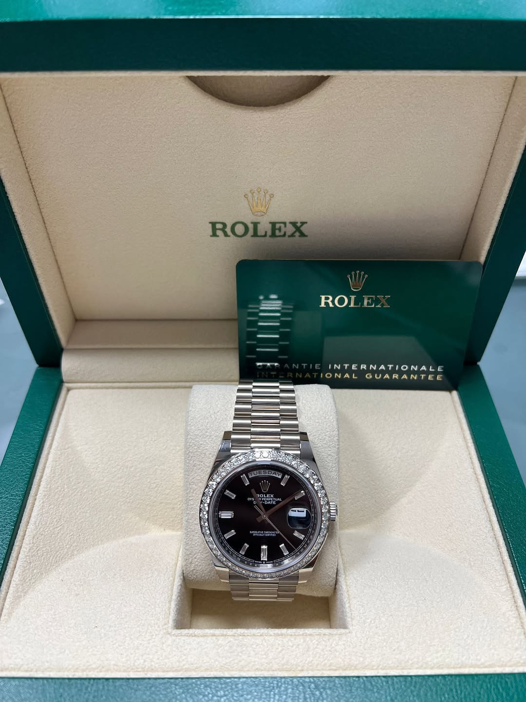 May be an image of wrist watch and text that says 'ROLEX ROL ROI ROLE E INTERNATIONALE ONAL ONALGUARANTEE GUARANTEE P6 SIIAT 35간 2'