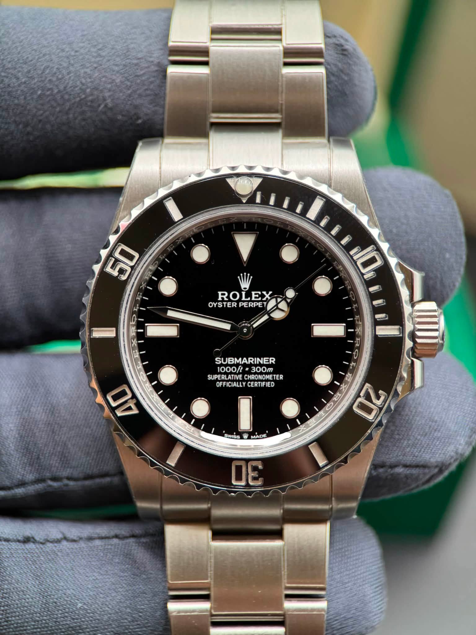 May be an image of wrist watch and text that says '50 ROLEX OYSTER PERPET OYSTERPERPET DE ERPE 10 SUBMARINER 1000/l 300m SUPERLATIVE PRONGNC HOONOMET ER OFFICIALLY CERTIFIED 40 ম 제…